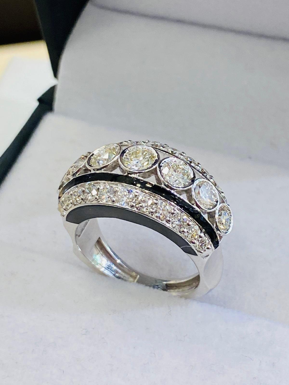 Amazing Design with 2, 28 Ct of Diamonds on Ring In New Condition For Sale In Massafra, IT