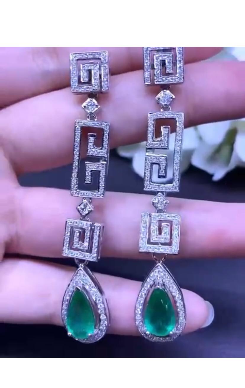 An exquisite  pair of earrings, design by Italian designer, a very glamour style.
Earrings come in 18k gold with two piece of Zambia natural Emeralds , in pear cut of 4,10 carats, fine quality, and round brilliant cut diamonds of 2,92 carats,F/VS