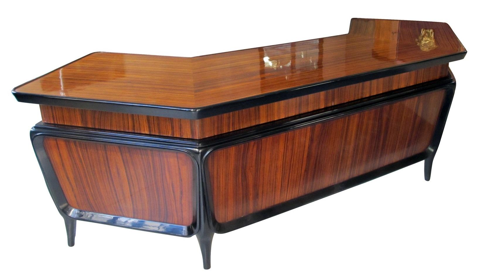 Schreibtisch
Jahr 1930
Französisch
Holz ist Zebrano
Oberfläche: Polyurethan-Lack
Er ist ein eleganter und anspruchsvoller Traumschreibtisch. Er hat eine große Arbeitsfläche.
Die Qualität der Möbel und das verwendete exotische Holz machen sie