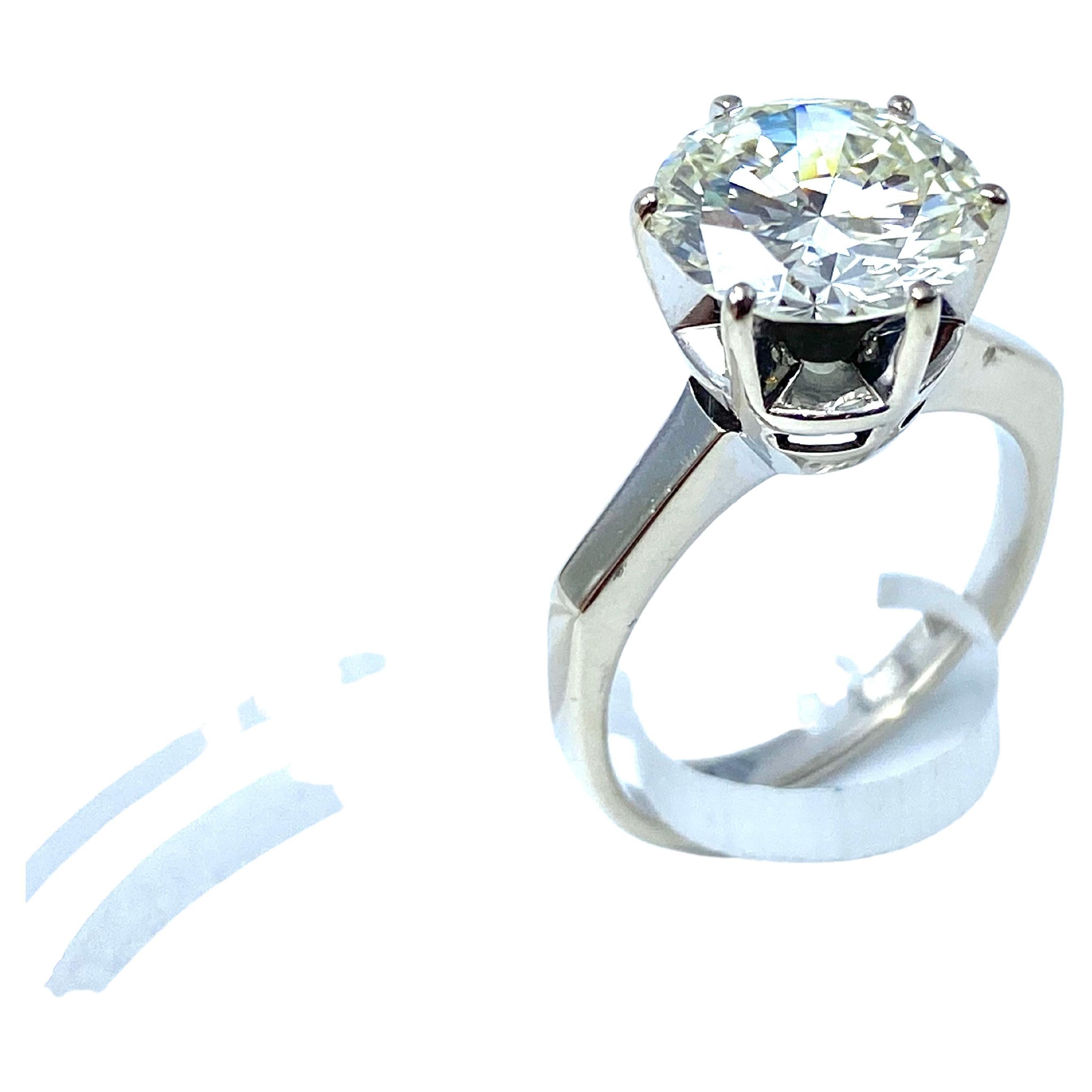 Impressive solid 18K white gold ring.
Italian production, about 1960.
Diamond ct. 3,21, J color, VS2 clarity