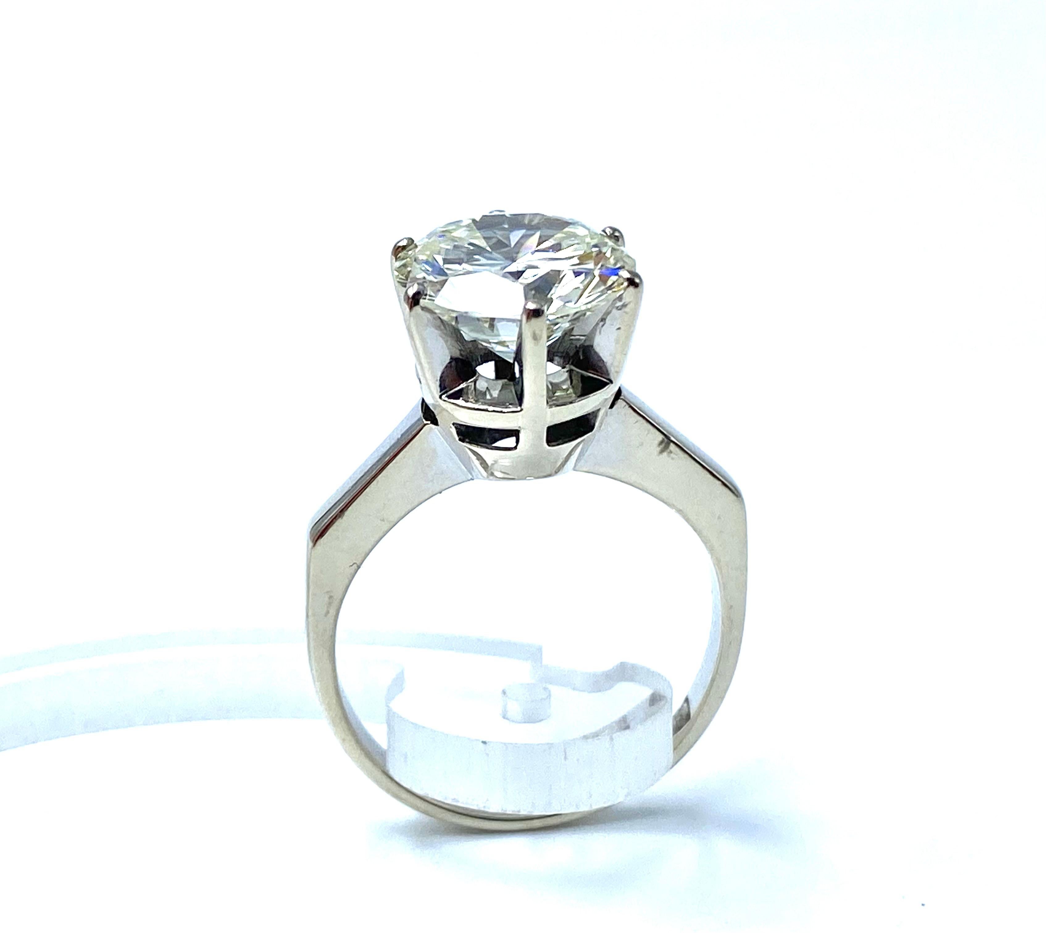 Brilliant Cut Amazing Diamond Engagement Ring For Sale