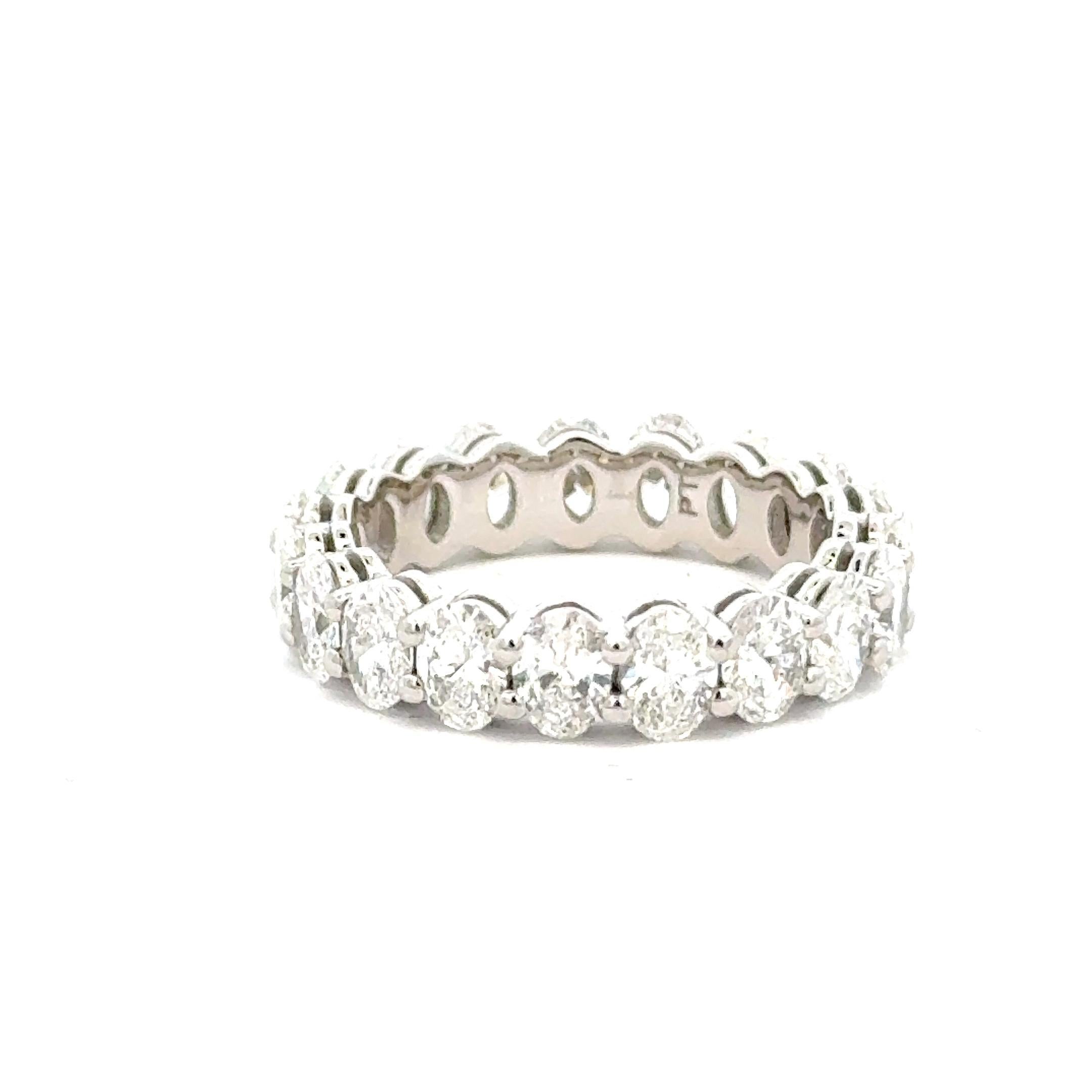 
Esta alianza de eternidad de diamantes en platino de 5 quilates y forma ovalada es una pieza de joyería impresionante y lujosa que combina la elegancia atemporal con la sofisticación moderna. Diseñada para quienes aprecian la artesanía excepcional