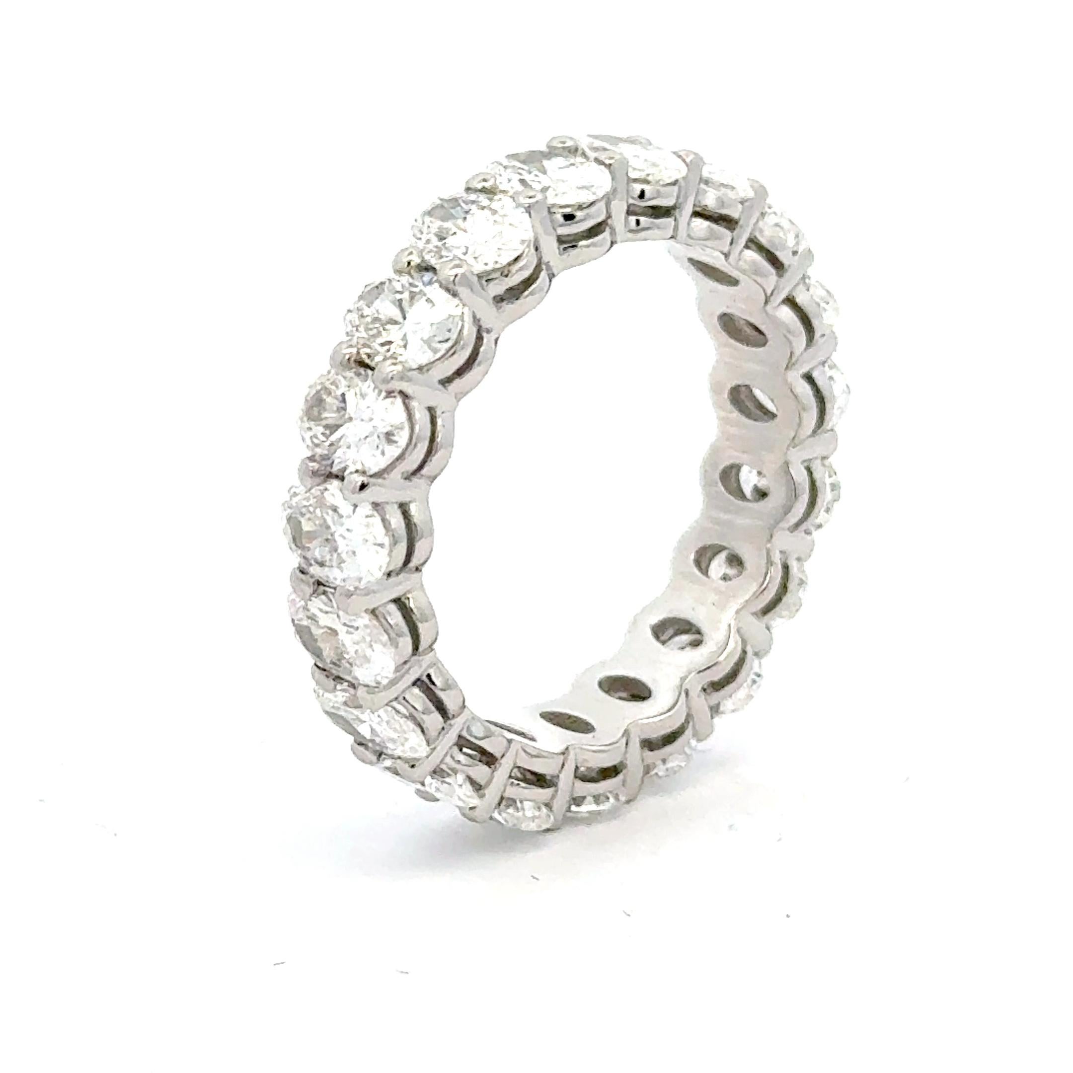 Sorprendente alianza de diamantes Corte oval en venta