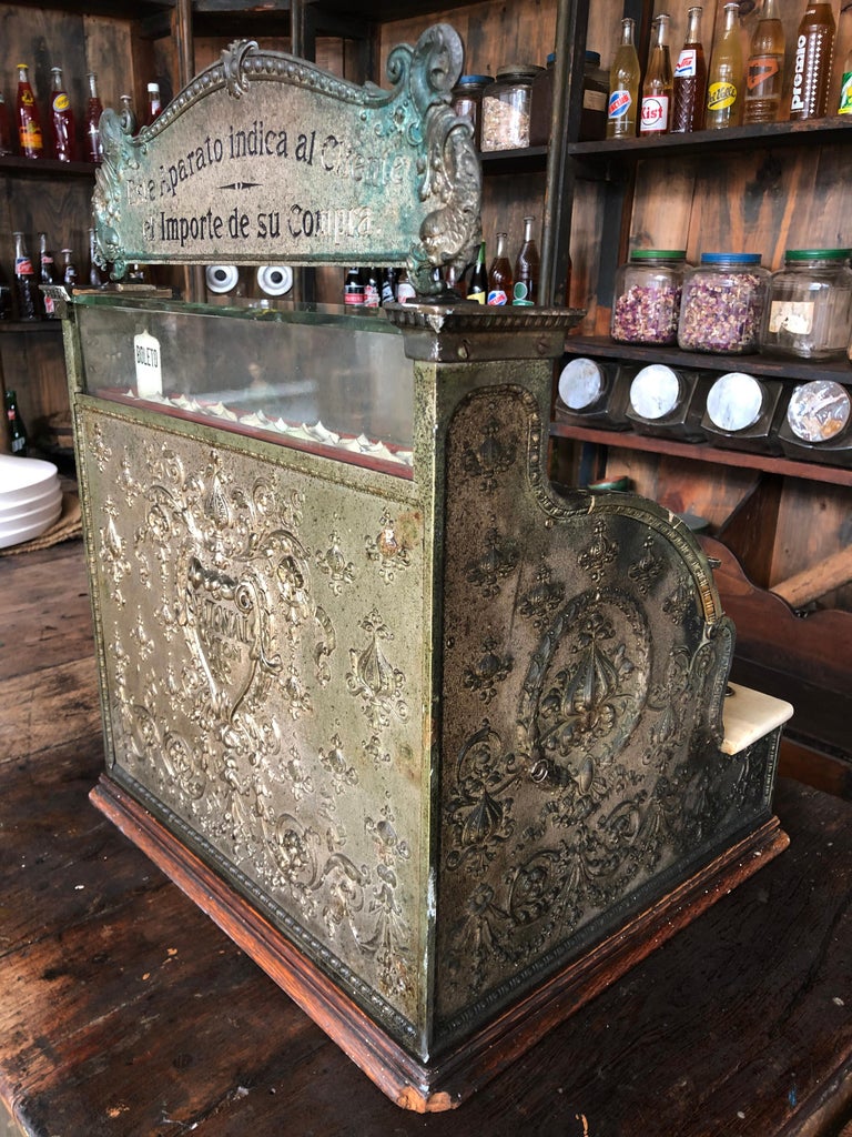 Amazing National brass cash register machine translated to Mexican Pesos from early 1900.
The cashier is in perfect conditions, it has every single detail complete, all its signs are in Spanish, this beautiful a piece of history even has a bell