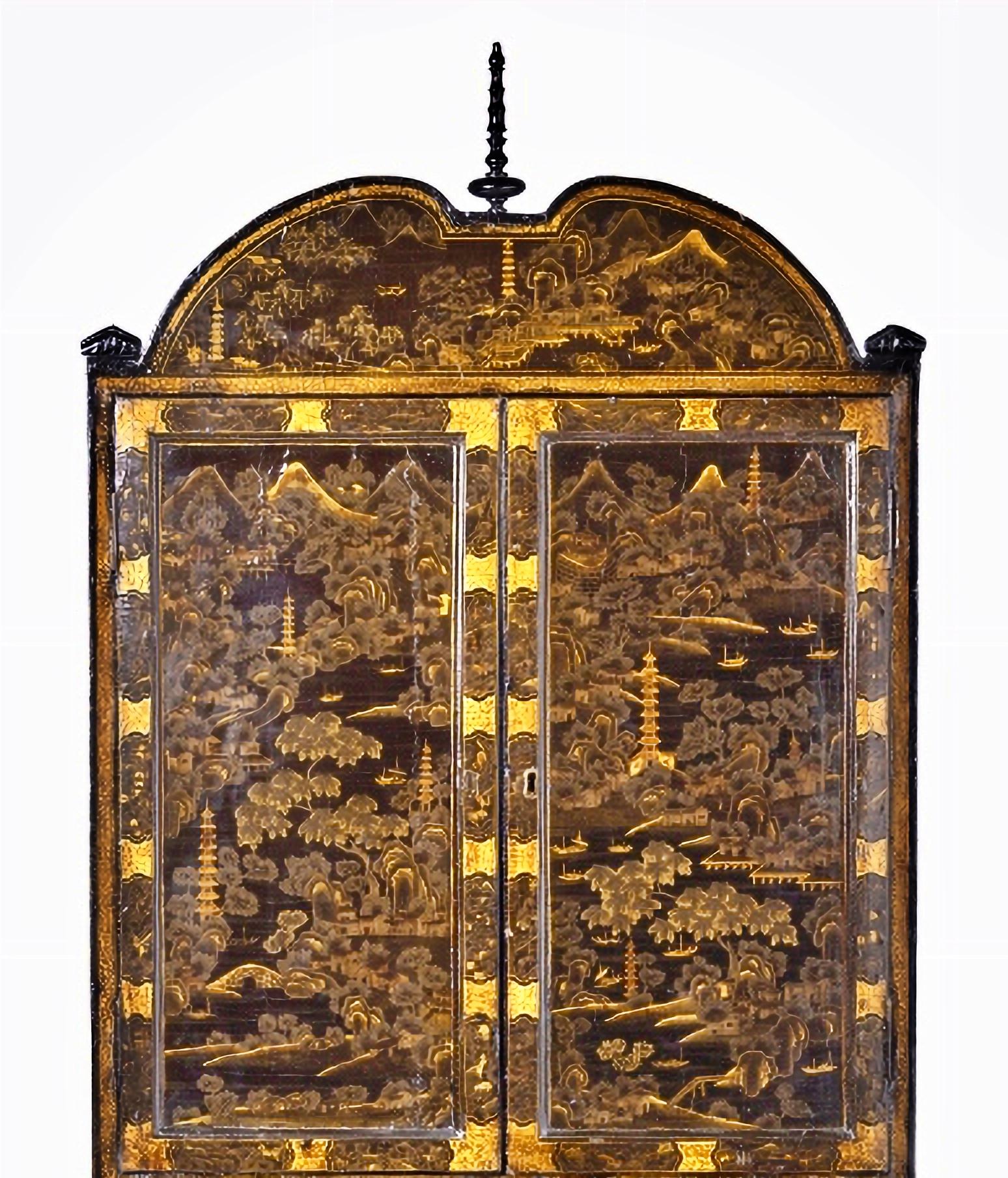 AMAZING STATIONERY BIN WITH LIFTING

English, 18th century. 
in lacquered wood.
Gold decoration representing pagodas and river landscapes. Friezes with plant motifs.
Lower body with hinged top and three drawers.
Interior with central door, two