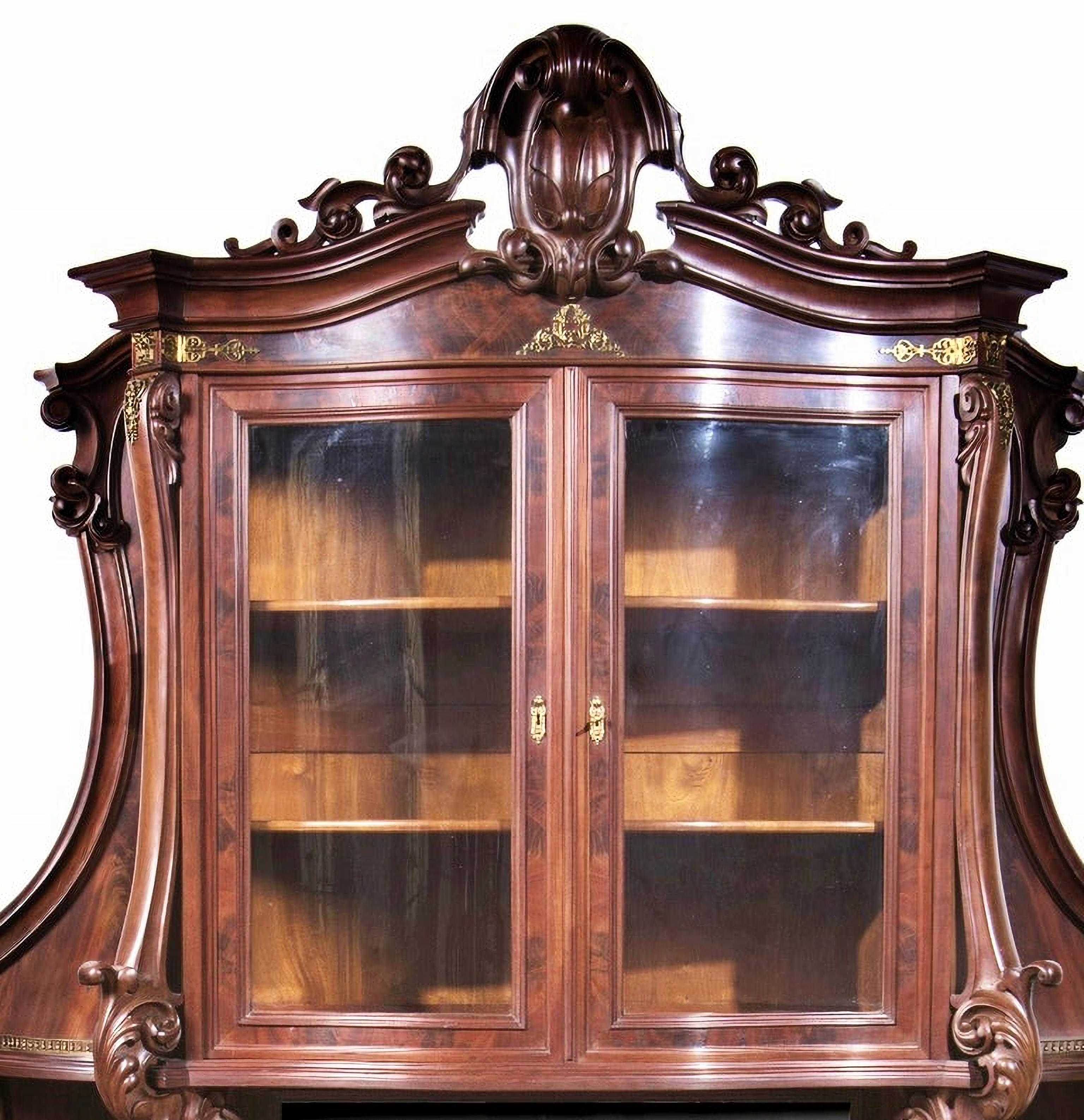 Victorian cabinet
English, 19th century
in mahogany wood. 
Lower body with one drawer and two doors. 
Upper body with mirror, two glass doors, interior with two shelves. 
Bronze applications 