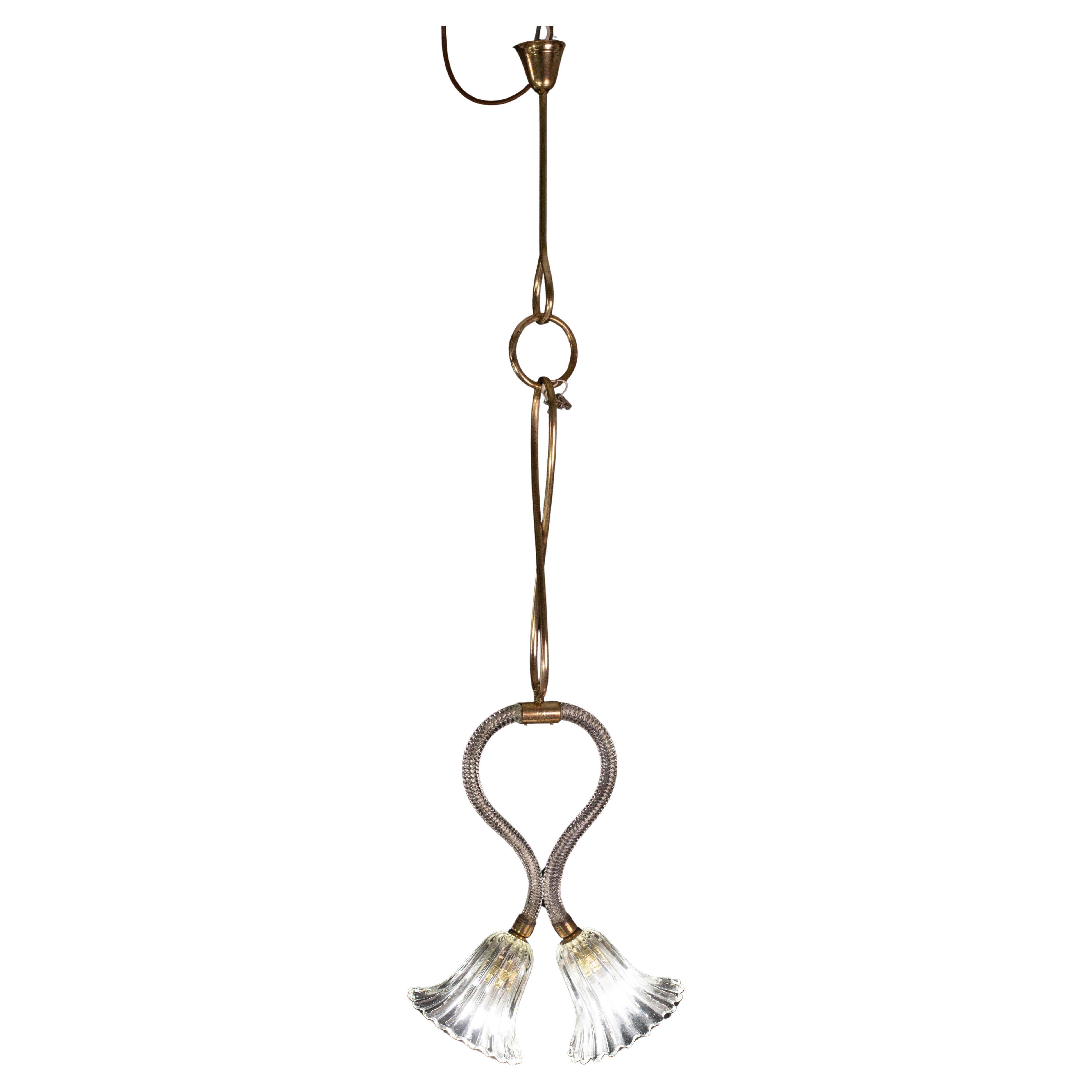 Elegante lampadario attribuito a Ercole Barovier.

Periodo 1940-due luci

Una stupenda opera in vetro, le 2 coppe con un  opera in vetro decorata con due braccia

Il lampadario è alto 130 centimetri e ha un diametro di 37 cm.

Altezza senza