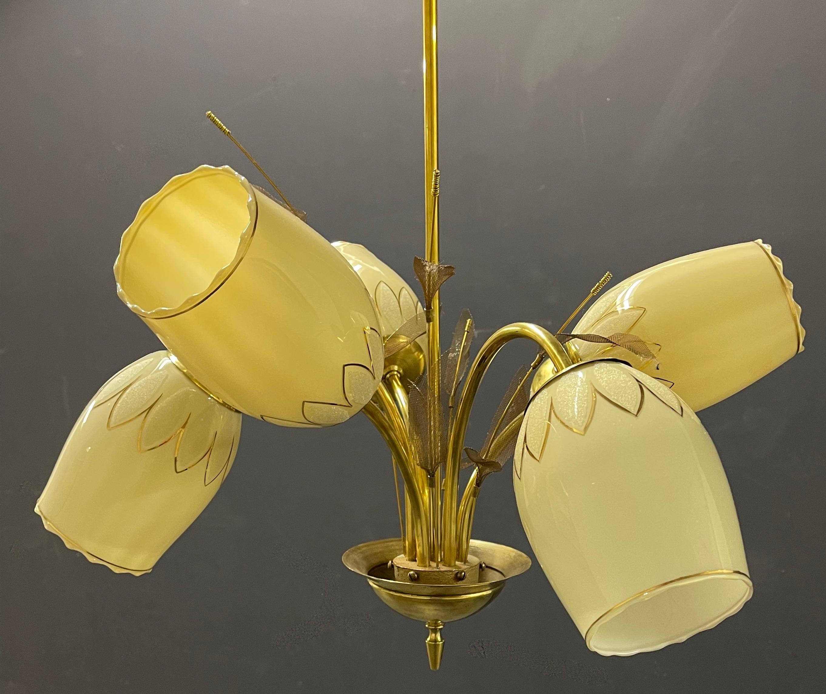 Ottone Lampadario con finitura sorprendente Att. a Paavo Tynell in vendita