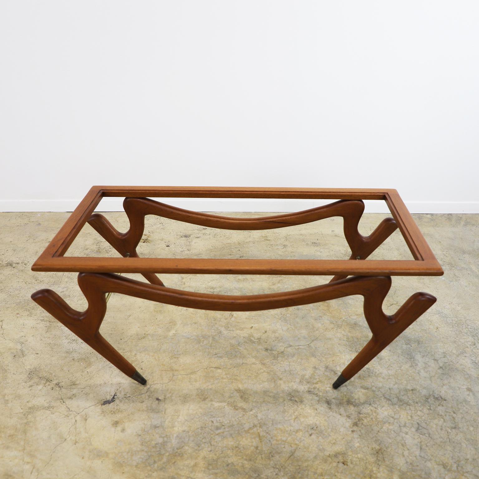 Nous vous proposons cette table basse au design étonnant et caractéristique d'Eugenio Escudero, fabriquée au Mexique en bois d'acajou, vers 1950. Nous n'incluons pas le verre pour une meilleure expédition.