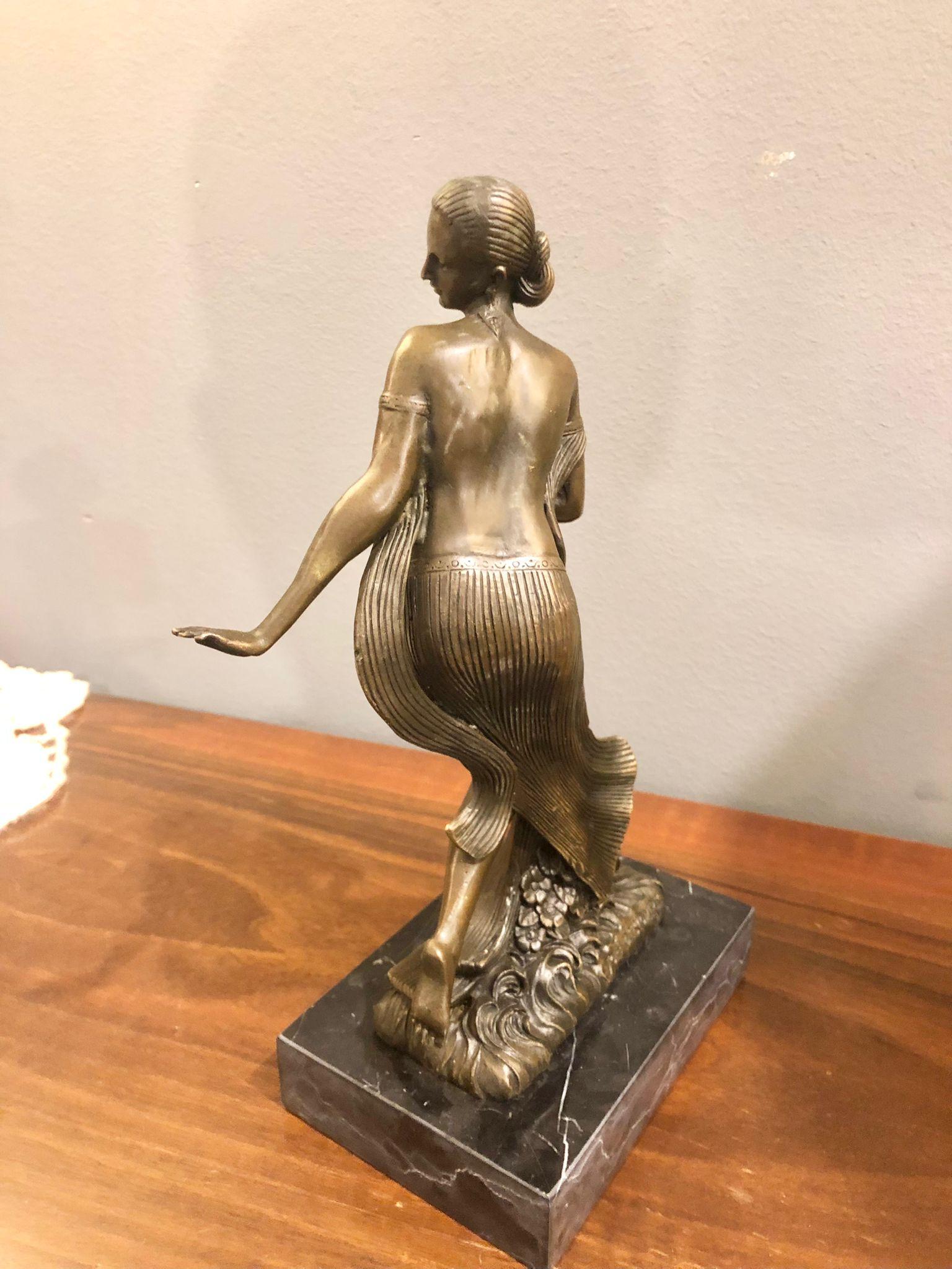 Amazing French Bronze Sculpture, Depicting a Woman in Plastic Pose In Good Condition In Catania, IT