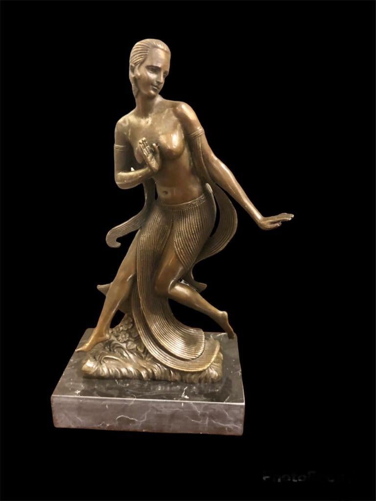 Amazing French Bronze Sculpture, Depicting a Woman in Plastic Pose 4