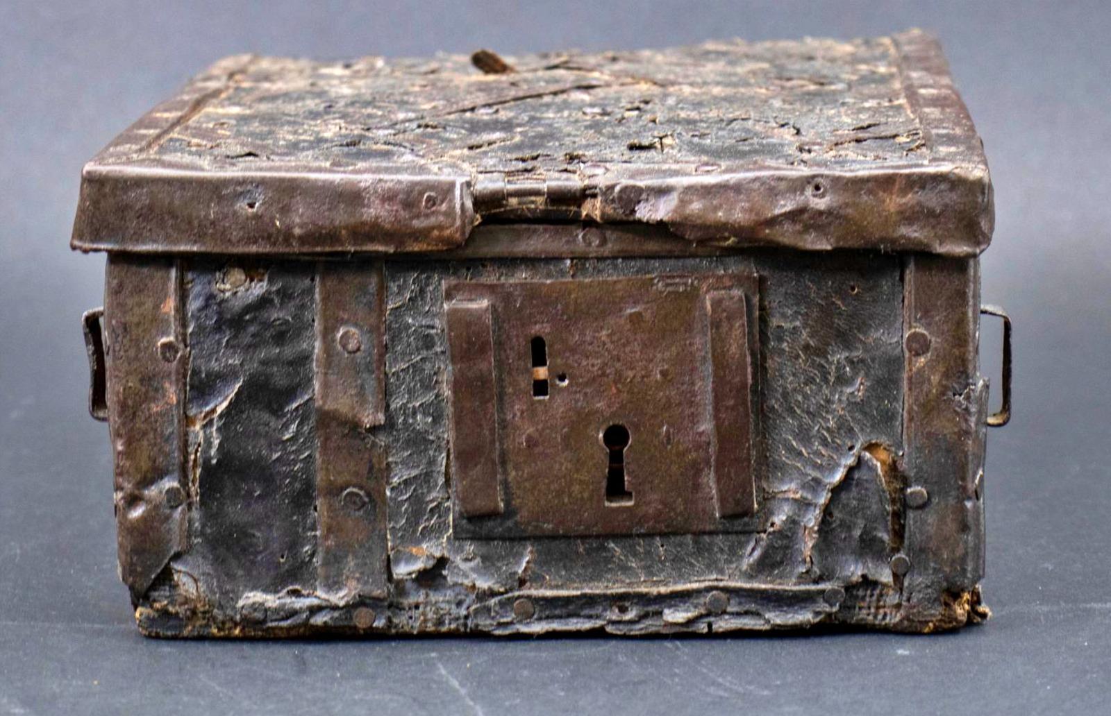 Amazing Document Casket / Box 15th century.
Strasbourg-France
Material: wooden box with iron fittings and leather cover, 
lock is missing.
Dimensions: 30 x 23 x 13 cm. 
Condition: signs of age and wear.
No returns after sell.