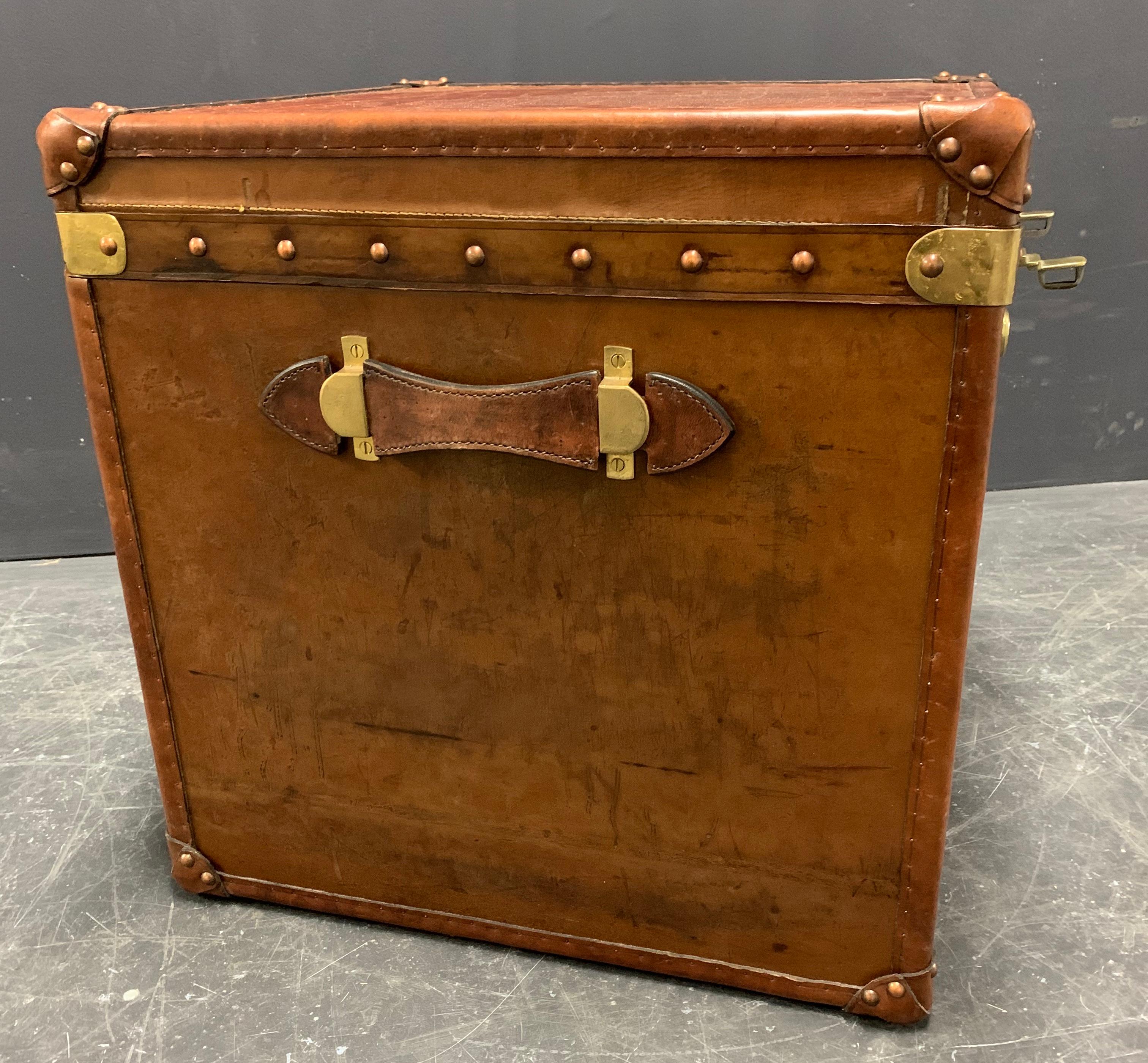 Amazing French Hat Trunk or Coffee Table, Fully Restored For Sale 3