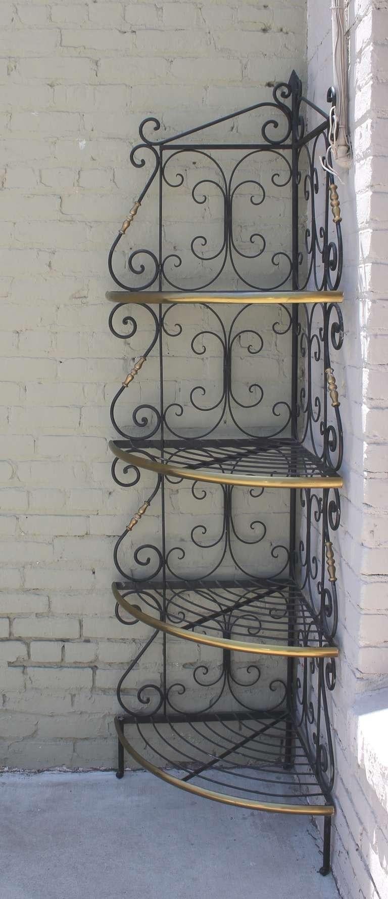Il s'agit d'une étagère à pain de boulanger du début du 20e siècle tout à fait inhabituelle. Il est composé d'une garniture en laiton et d'une base en fer, ainsi que de garnitures en laiton ornées. Il est très robuste et s'adapterait bien dans