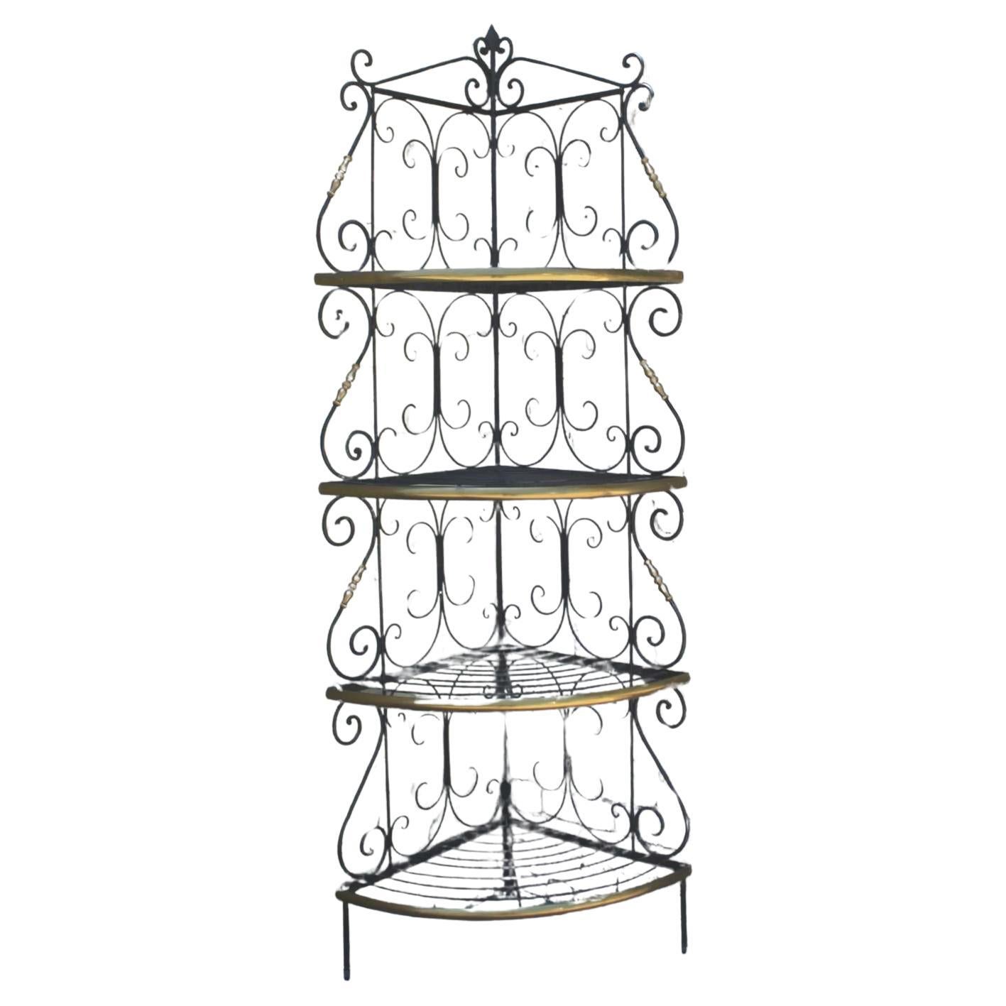 Etagère de coin de boulanger en fer et laiton en vente