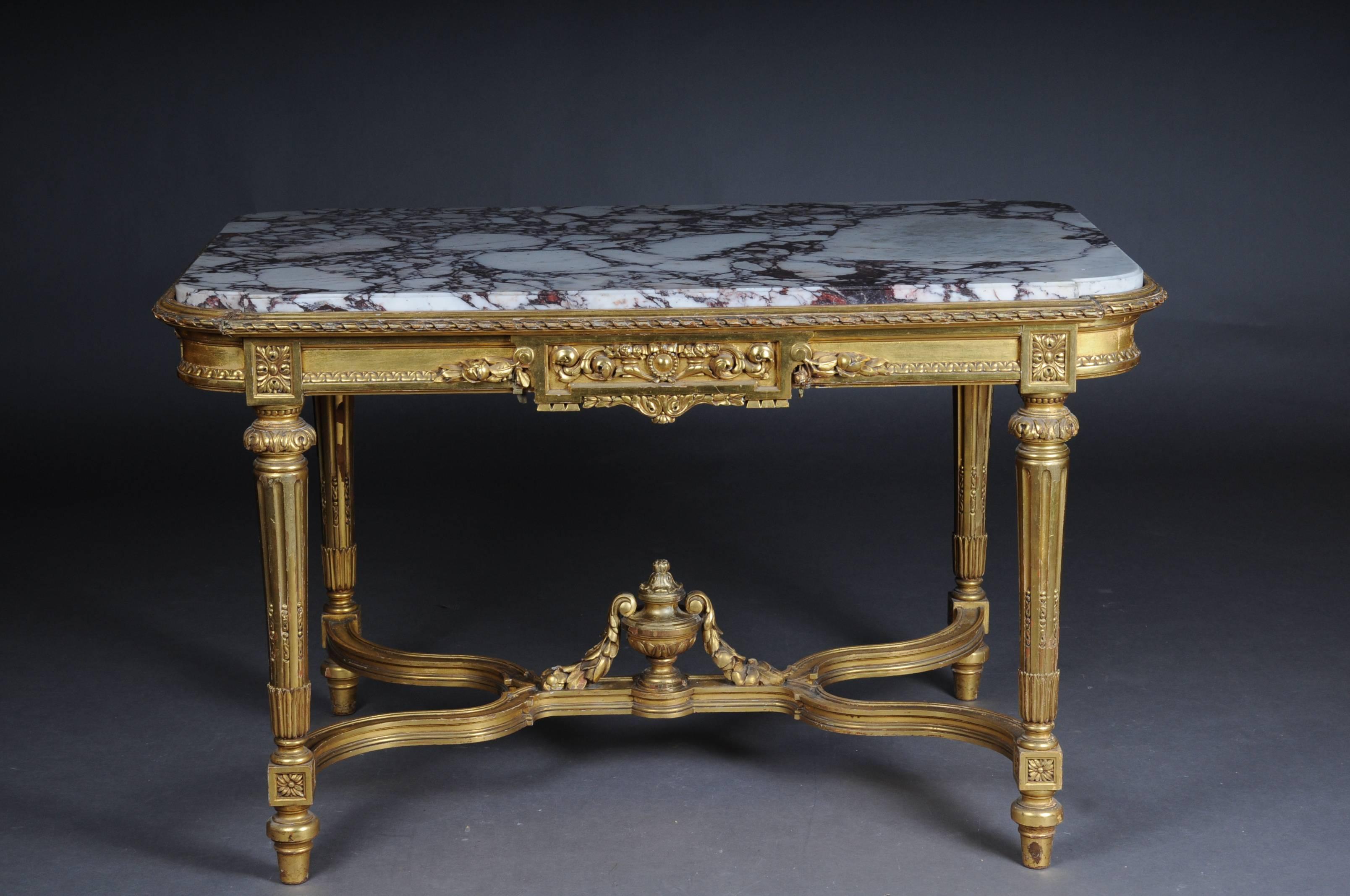 Etonnante table de salon Louis XVI dorée, vers 1910

Bois massif de chêne, sculpté et doré à la feuille. La table est finement sculptée dans les moindres détails. Sur des pieds coniques, cannelés et sculptés, reliés à une gouttière en forme de X,