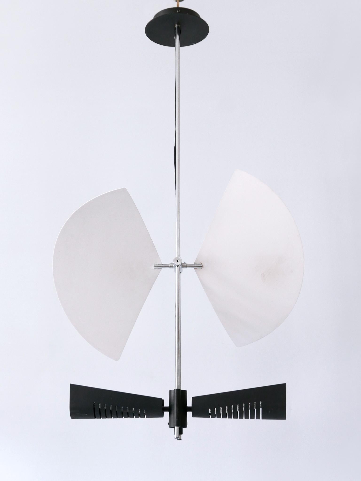 Raro e sorprendente lampadario a riflettore ad ala postmoderno o plafoniera 'Enterprise'. Progettato da Garay, anni '80, Spagna.

I riflettori sono ruotabili a 360 gradi per direzionare la luce e scorrono verso l'alto e verso il basso a qualsiasi