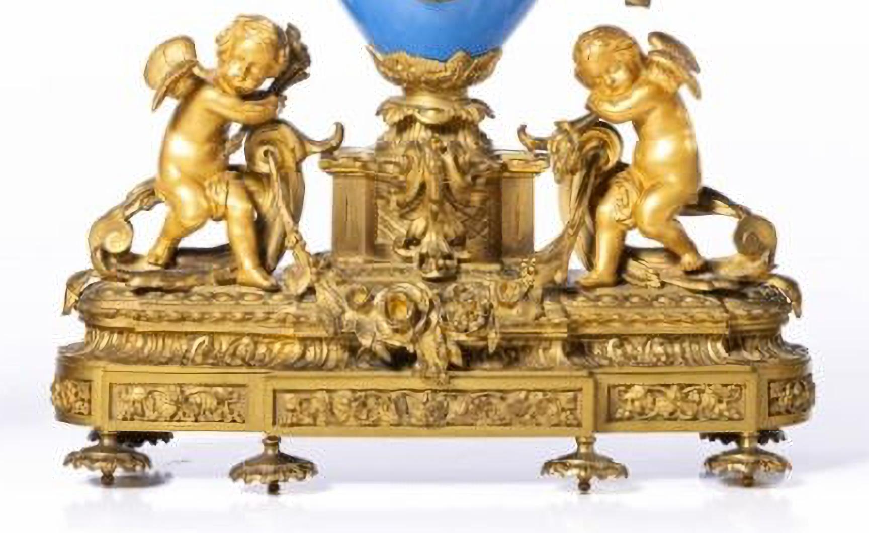 GARNITURE SÉVRES 19ème siècle Napoléon III
Français,
composé d'une horloge et d'une paire de candélabres à sept lumières, en pocella bleu cobalt de style Sévres.
Horloge flanquée d'anges, base avec enroulements et motifs végétaux.
Cadran avec