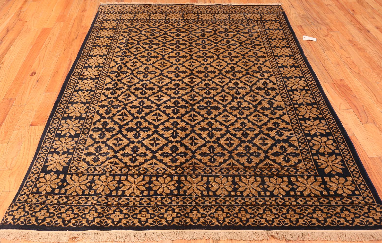 Indien Magnifique tapis indien moderne et géométrique. 6 pieds x 9 pieds en vente