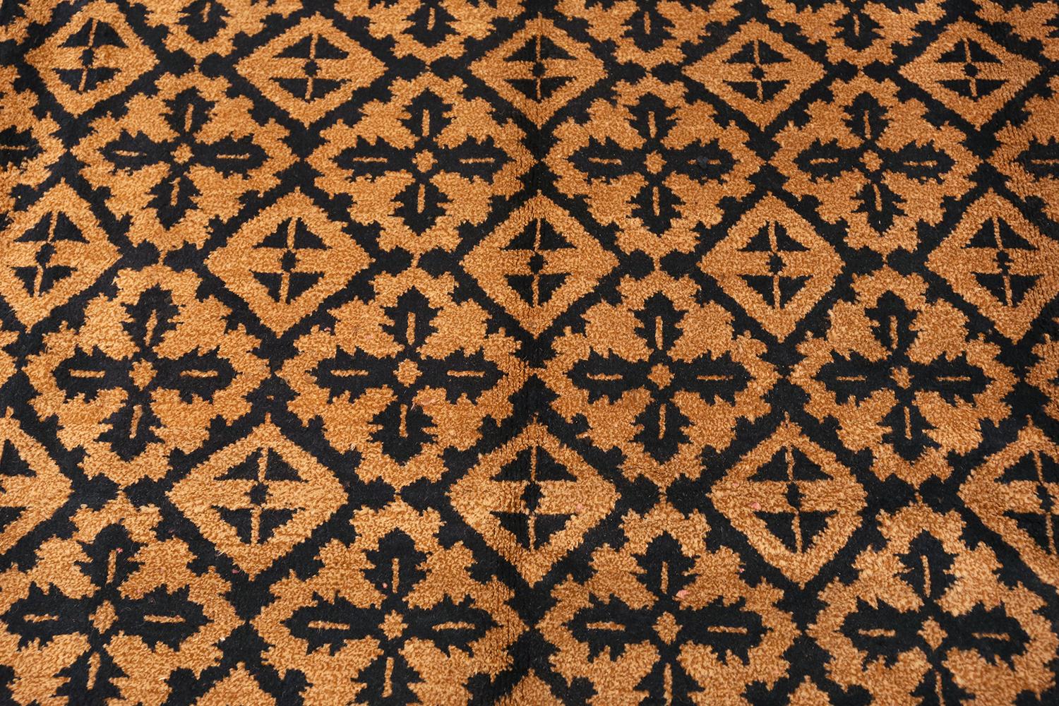 Wool Amazing Geometric Modern Indian Rug. 6 ft x 9 ft For Sale