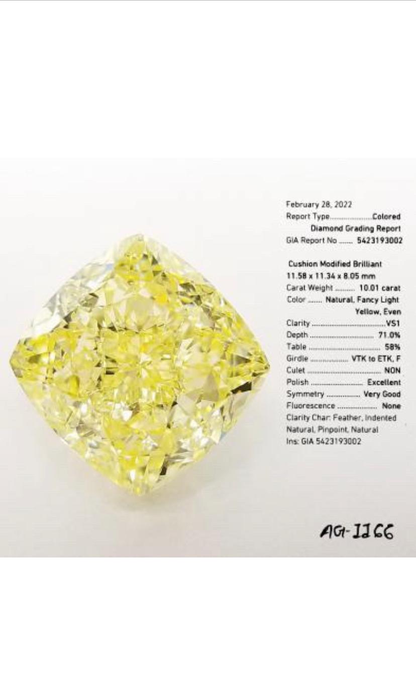 An exquisite GIA certified 10,01 ct of natural fancy light yellow diamond, cushion cut, VS1 clarity.
Investment stone.
Complete with GIA report.
