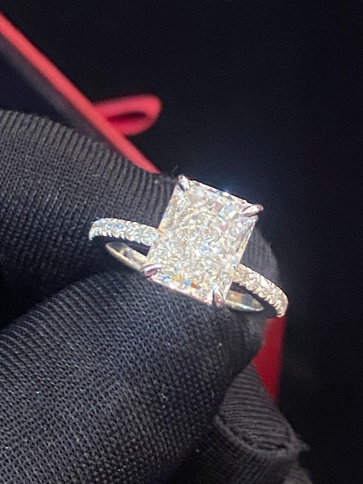 GIA Certified 3.50 Carats Diamond 18K Gold Solitaire Ring In New Condition For Sale In Massafra, IT
