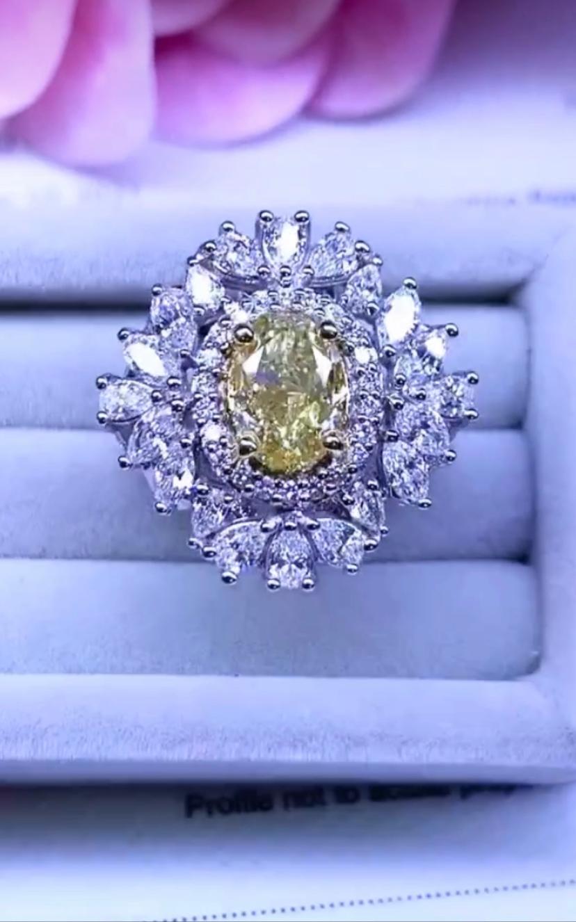 Ein exklusives Blumendesign eines italienischen Designers, so schick und glamourös, in 18 Karat Gold mit einem GIA-zertifizierten ovalen Diamanten mit bräunlichem Fancy-Schliff von 2,04 Karat, Klarheit VVS2, und weißen Diamanten im Birnenschliff von