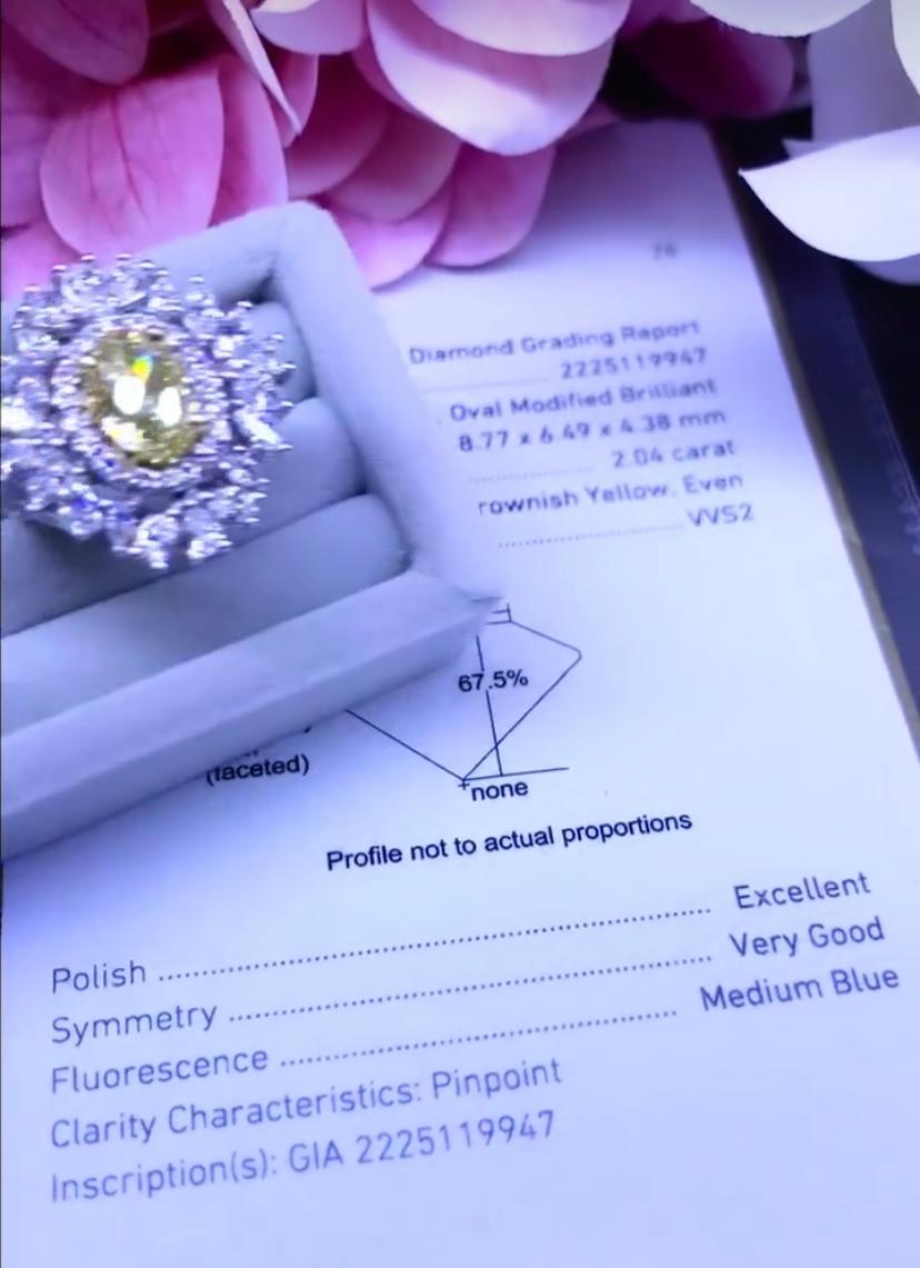 Außergewöhnlich Gia zertifizierter Fancy 2,04 Karat und Diamanten auf Ring  für Damen oder Herren im Angebot