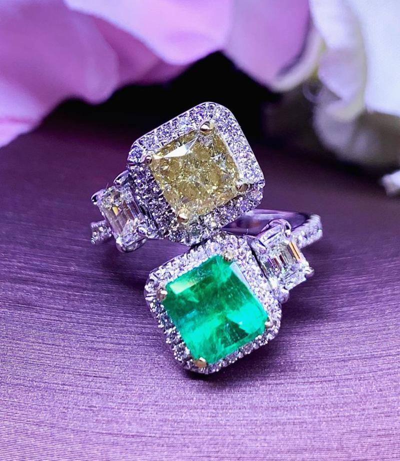 Exclusive design in 18k gold with GIA certified fancy brownish yellow diamond ct 1,40 and Colombia emerald ct 2 , side diamonds emeralds cut F/VS and around round brilliant cut diamonds ct 0,60 F/VS.
Handmade by artisan goldsmith.
Excellent