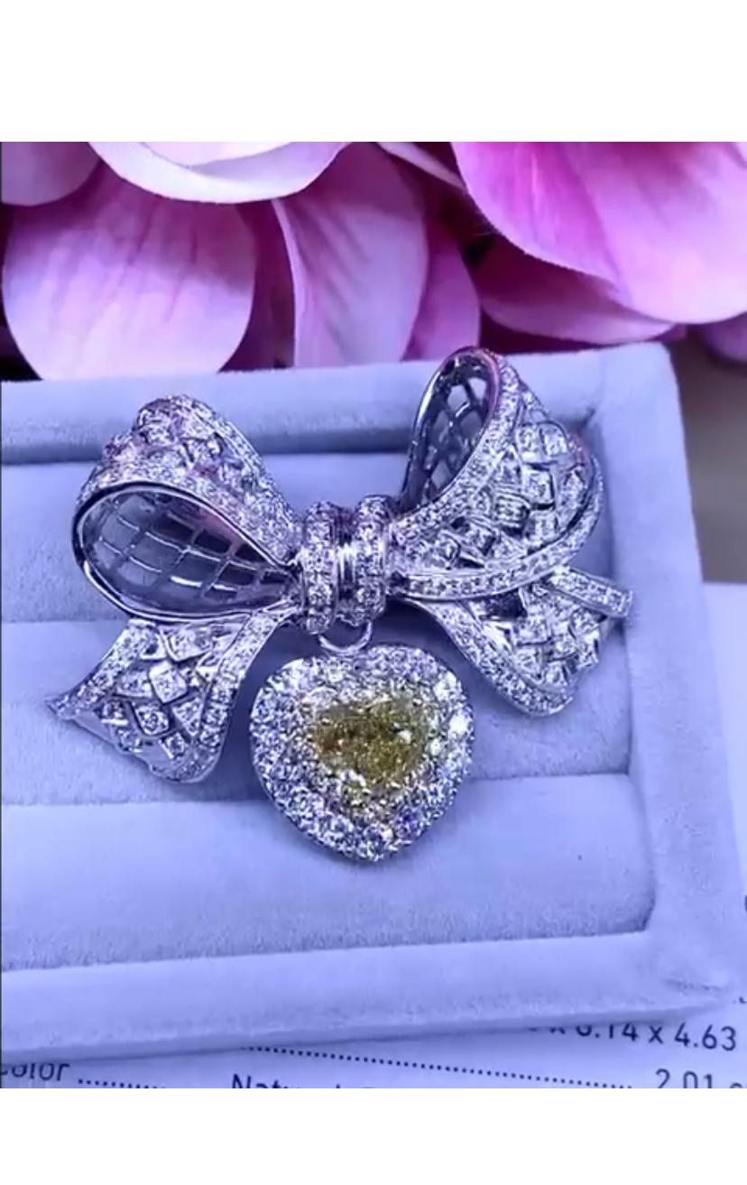 Amazing GIA Certified of 2.01 Fancy Diamond on Brooch / Pendant with Diamonds In New Condition For Sale In Massafra, IT