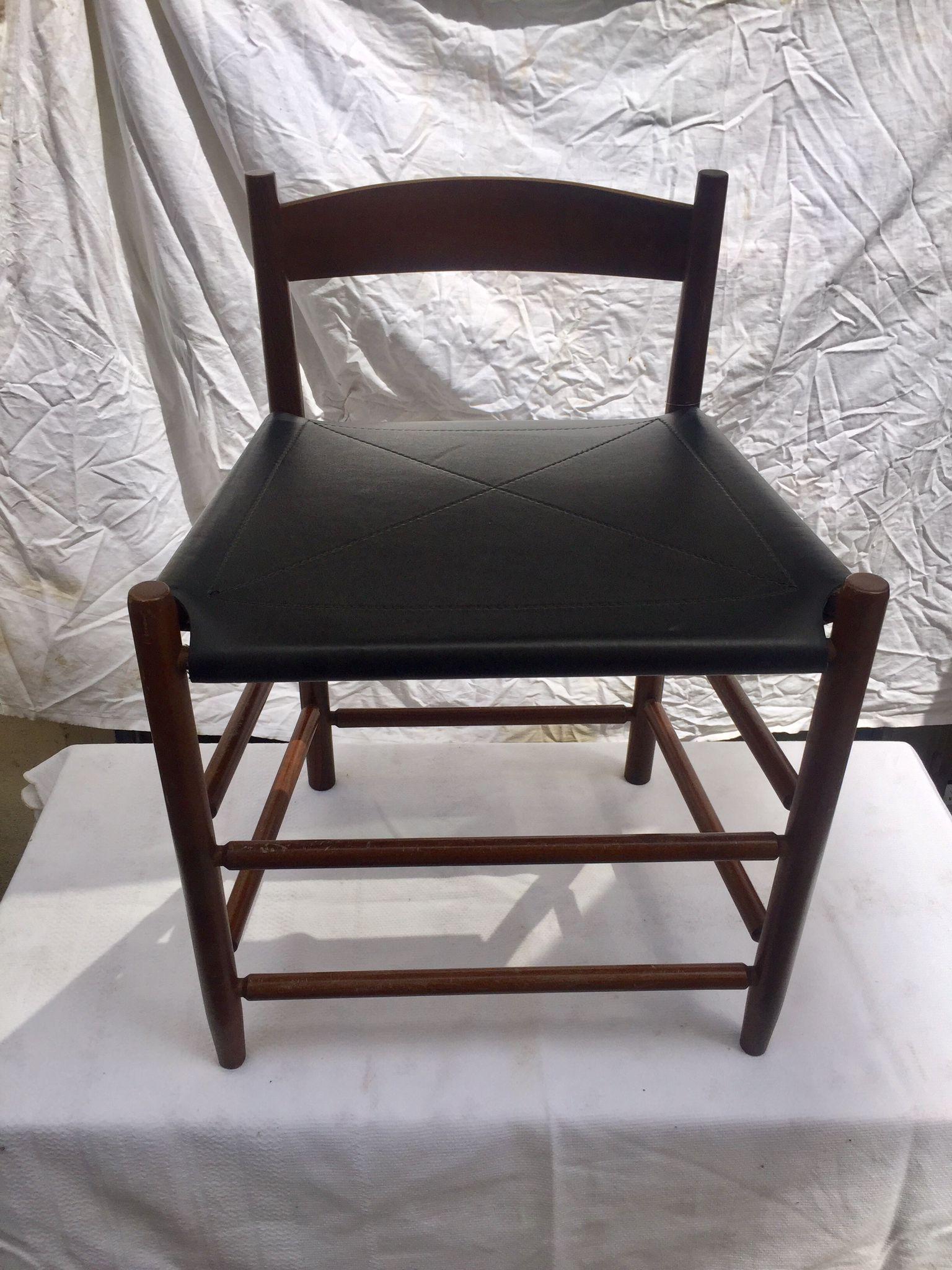 Cette élégante chaise de salle à manger a été conçue par Gianfranco Frattini et produite par Bernini. Pour son design excentrique, le Bernin s'est inspiré du style des années 1950. Notez les lignes fluides du dossier en bois qui se fondent