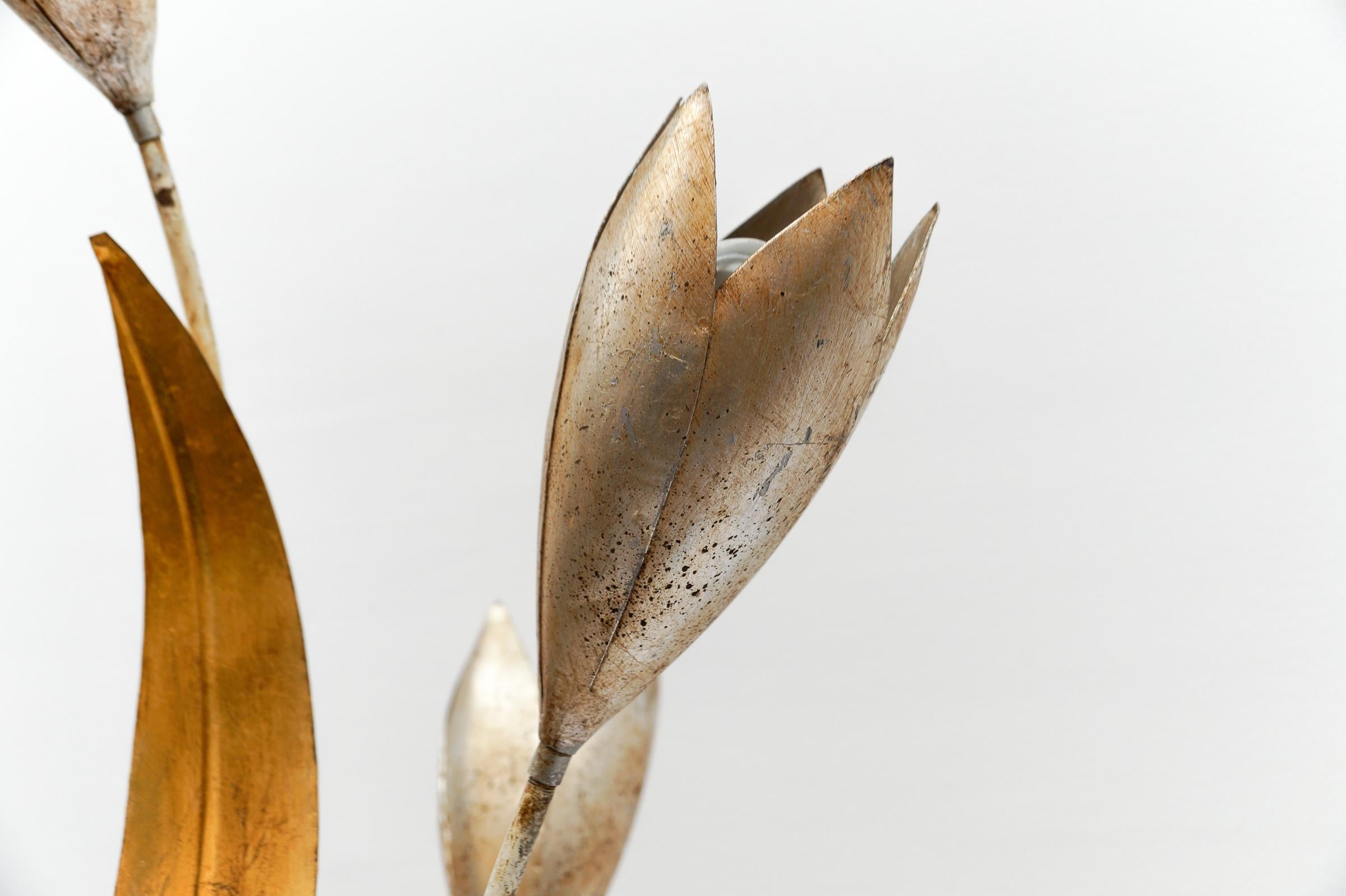 Metallo Incredibile lampada da terra floreale dorata di Hans Kögl, Germania, anni '60 in vendita