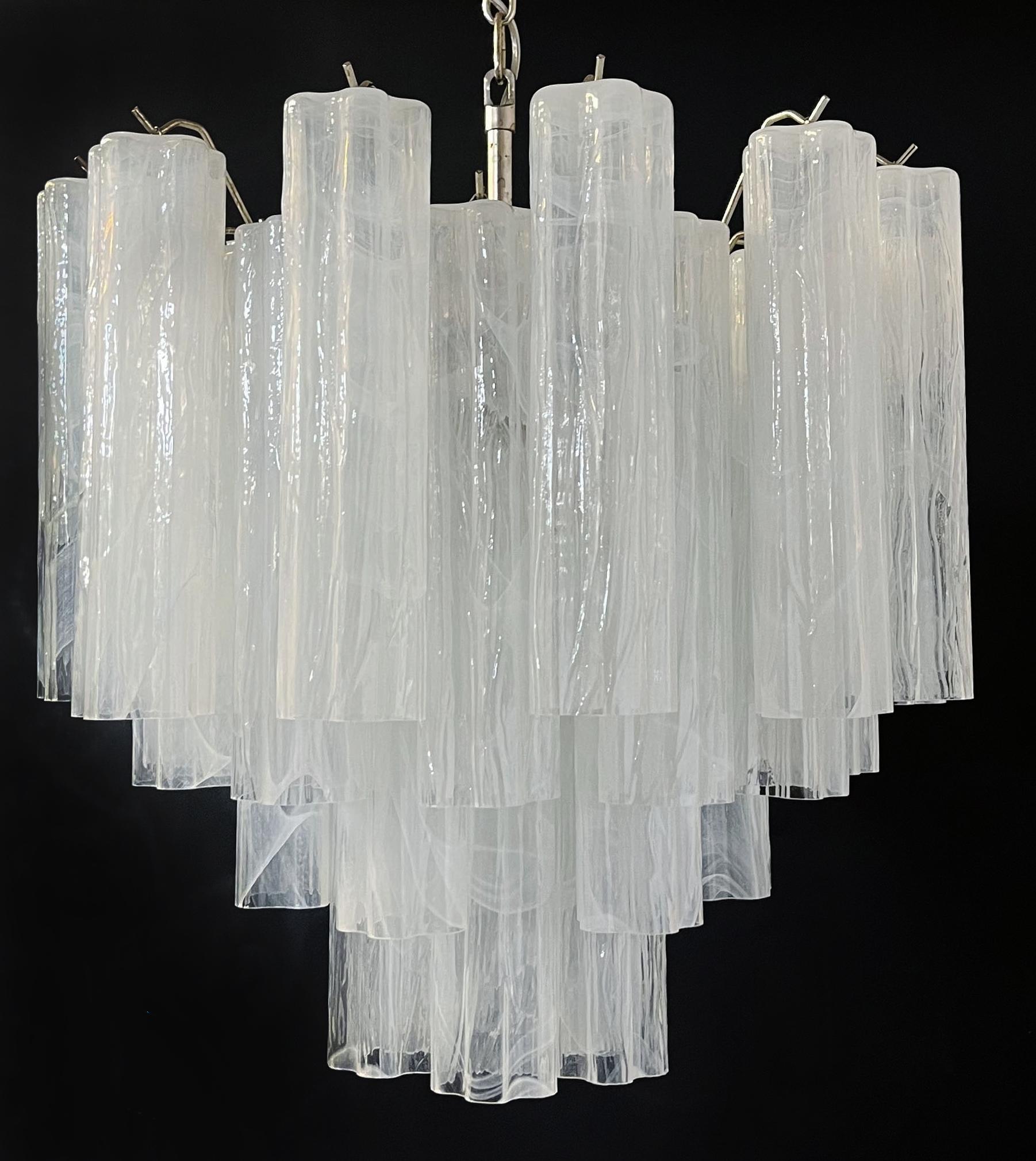 Magnifique lustre à tubes en verre - 36 verres blancs albâtre en vente 6