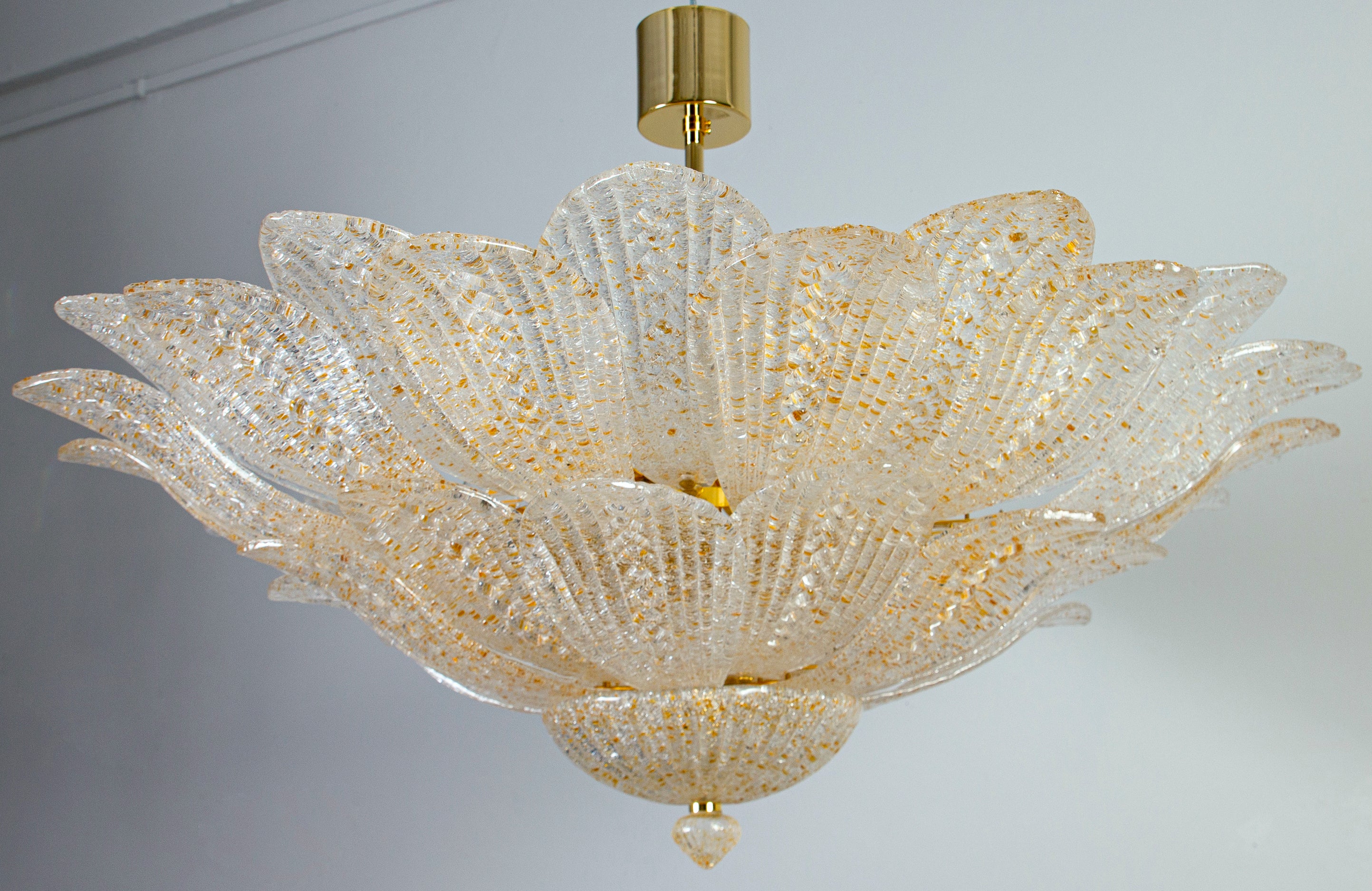 Realizado en color ámbar puro  Cristal de Murano con inclusión de oro. 
Consta de 45 increíbles hojas sopladas a mano.
 La estructura es de metal dorado. Cinco luces E27 difunden una luz mágica.
 el precio es artículo 
Disponible también un