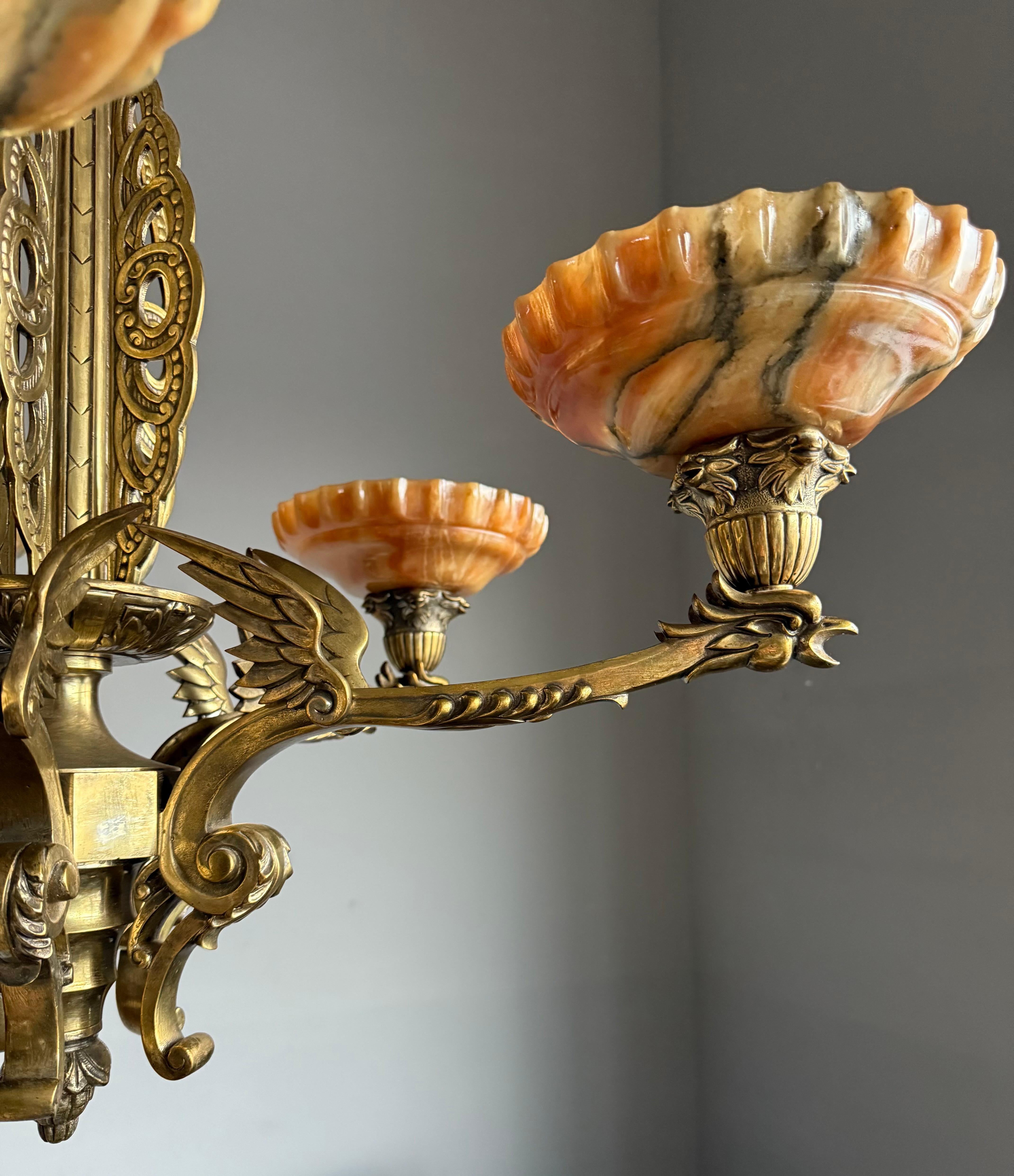 Außergewöhnlicher Bronze-Kronleuchter im gotischen Revival-Stil mit fliegenden Phoenix-Feuervogel-Skulpturen im Angebot 3
