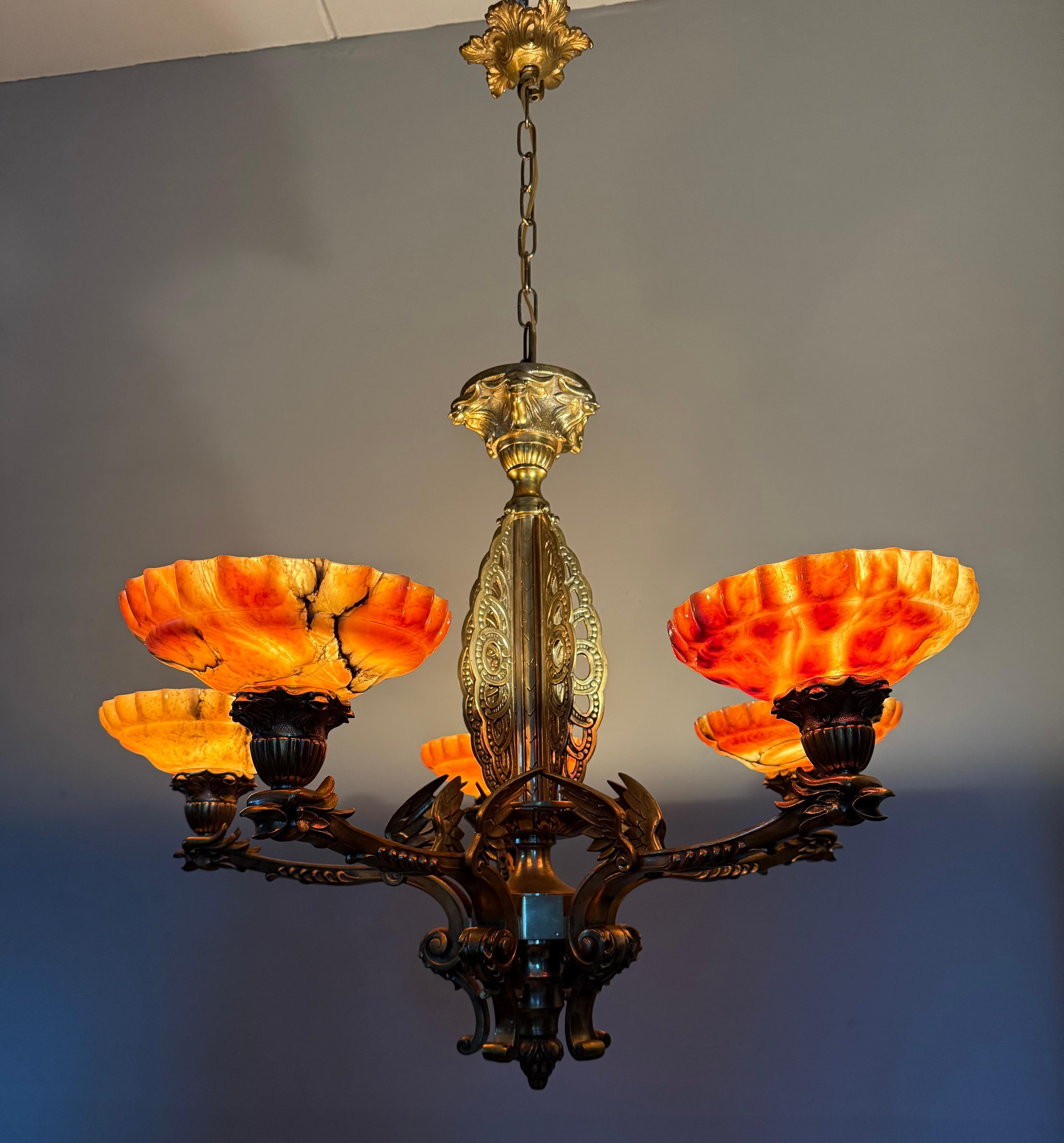 Außergewöhnlicher Bronze-Kronleuchter im gotischen Revival-Stil mit fliegenden Phoenix-Feuervogel-Skulpturen im Angebot 6