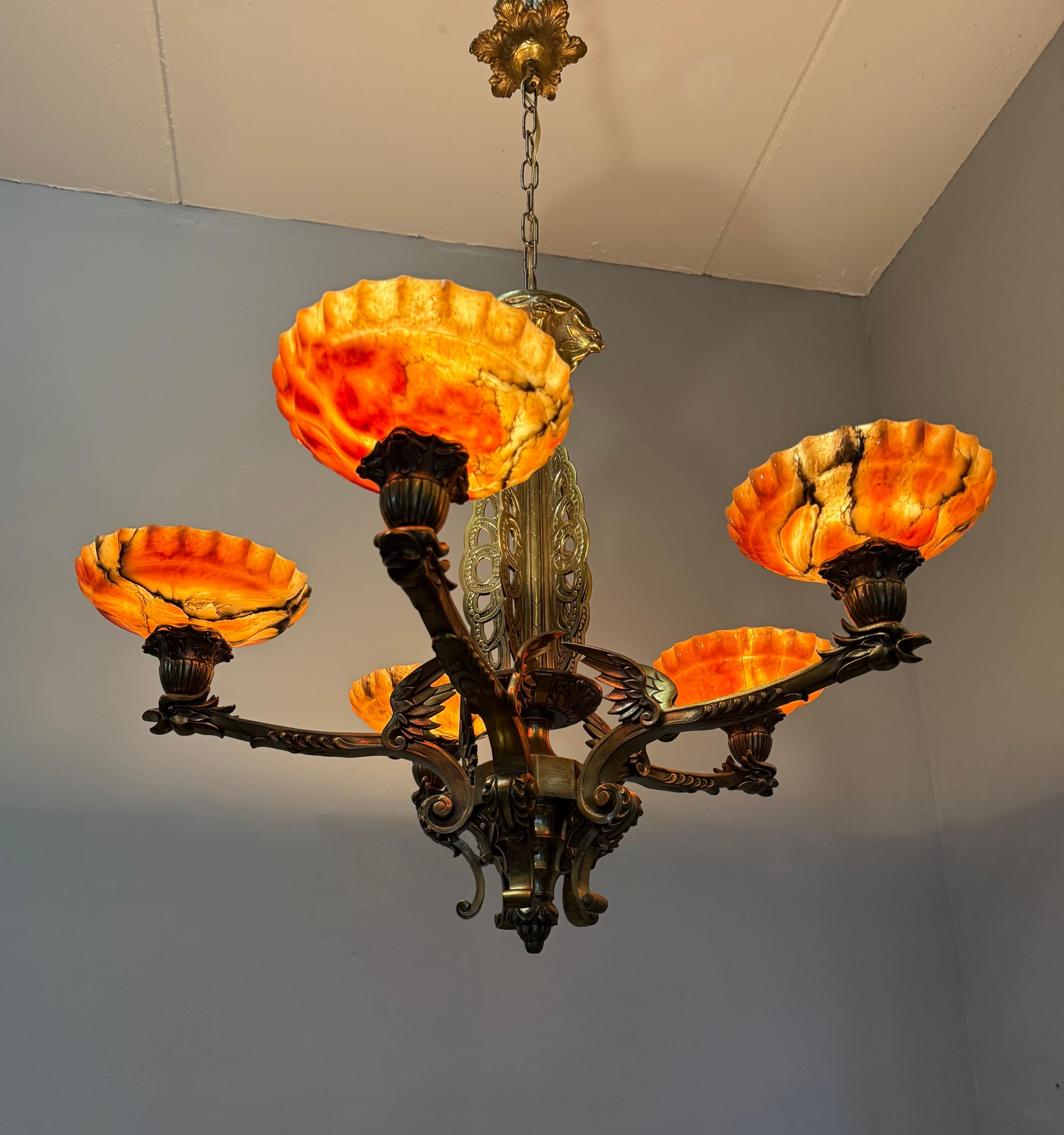 Außergewöhnlicher Bronze-Kronleuchter im gotischen Revival-Stil mit fliegenden Phoenix-Feuervogel-Skulpturen im Angebot 9