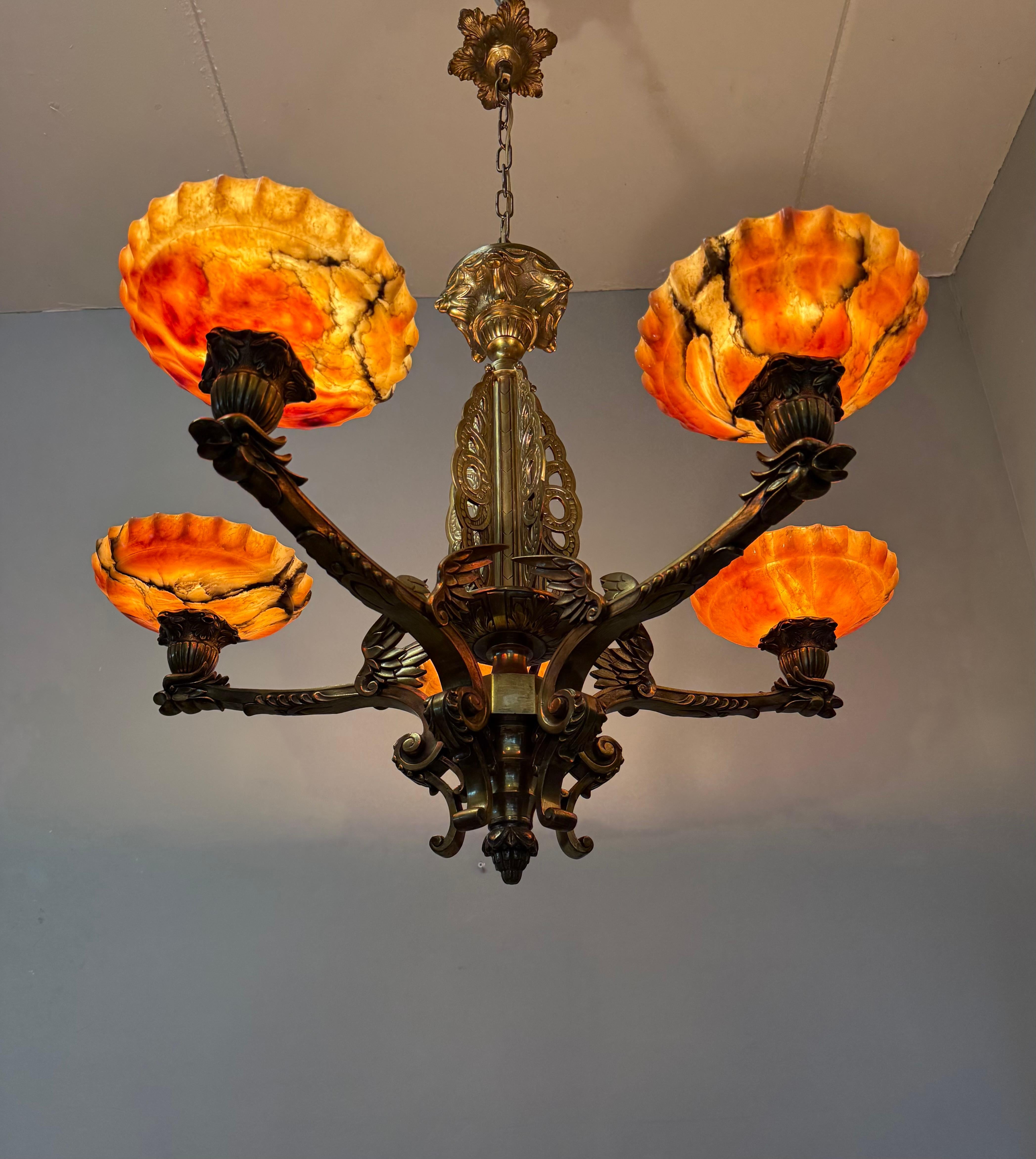 Außergewöhnlicher Bronze-Kronleuchter im gotischen Revival-Stil mit fliegenden Phoenix-Feuervogel-Skulpturen im Angebot 10