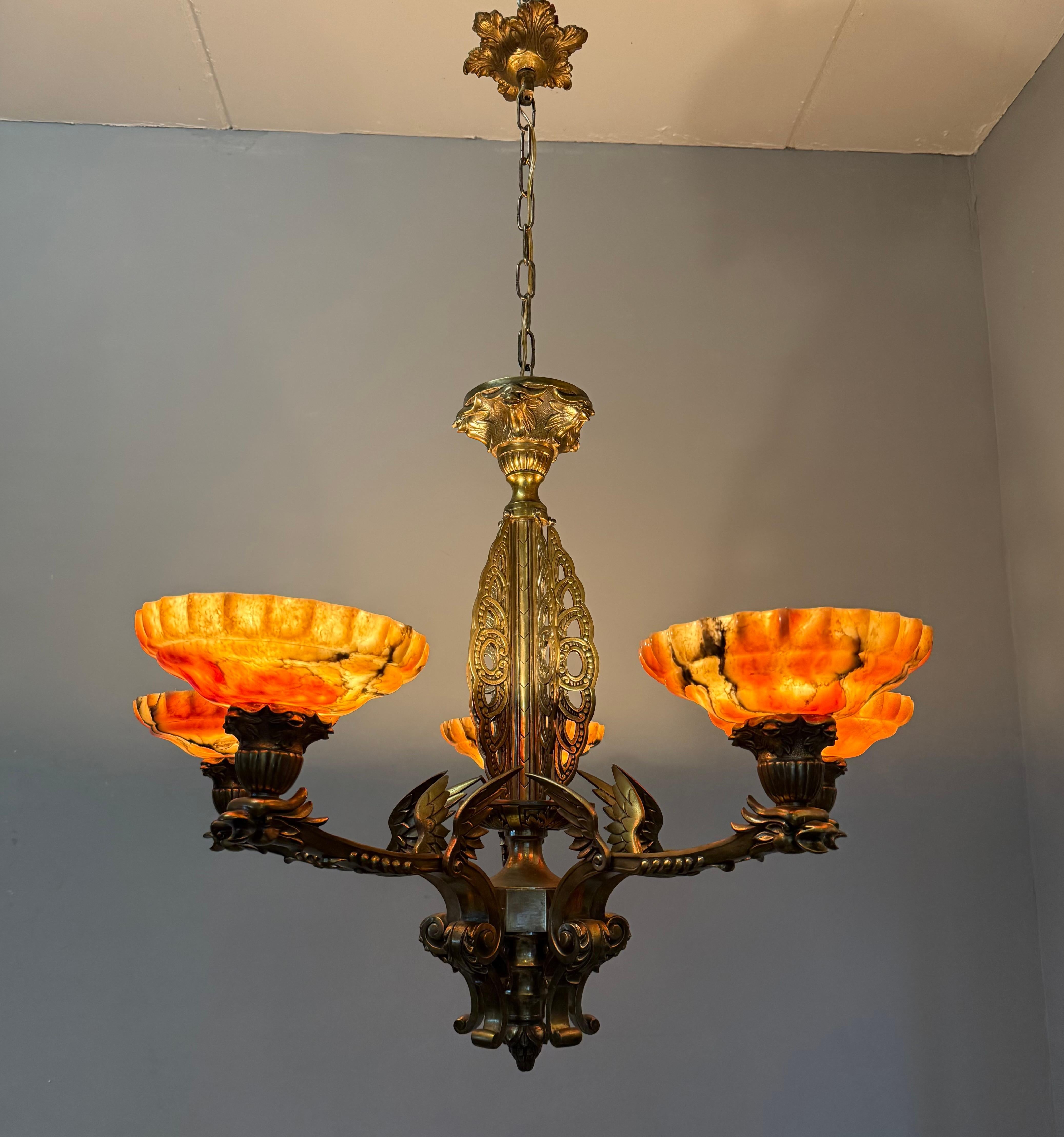 Außergewöhnlicher Bronze-Kronleuchter im gotischen Revival-Stil mit fliegenden Phoenix-Feuervogel-Skulpturen im Angebot 11