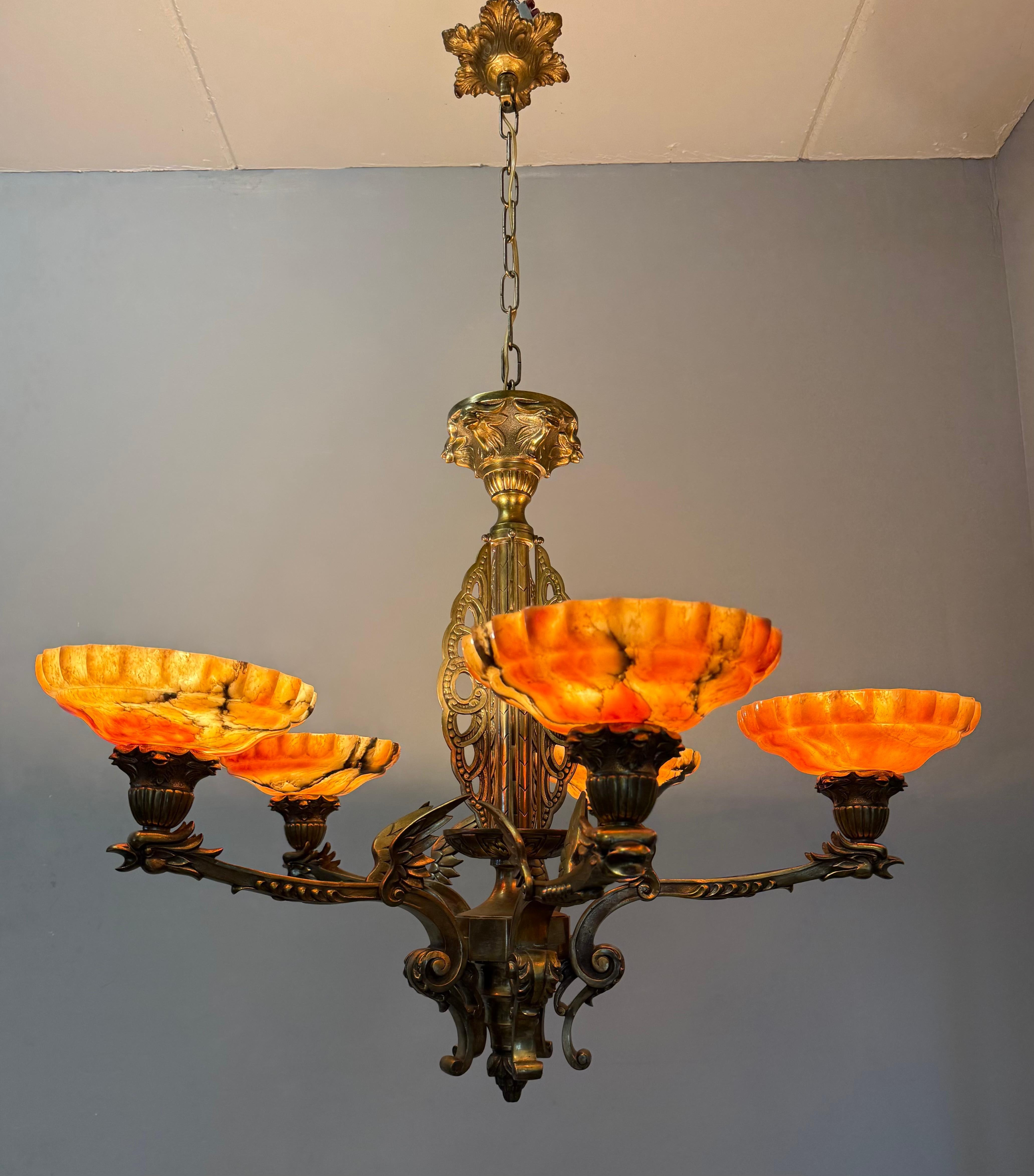 Außergewöhnlicher Bronze-Kronleuchter im gotischen Revival-Stil mit fliegenden Phoenix-Feuervogel-Skulpturen im Angebot 12