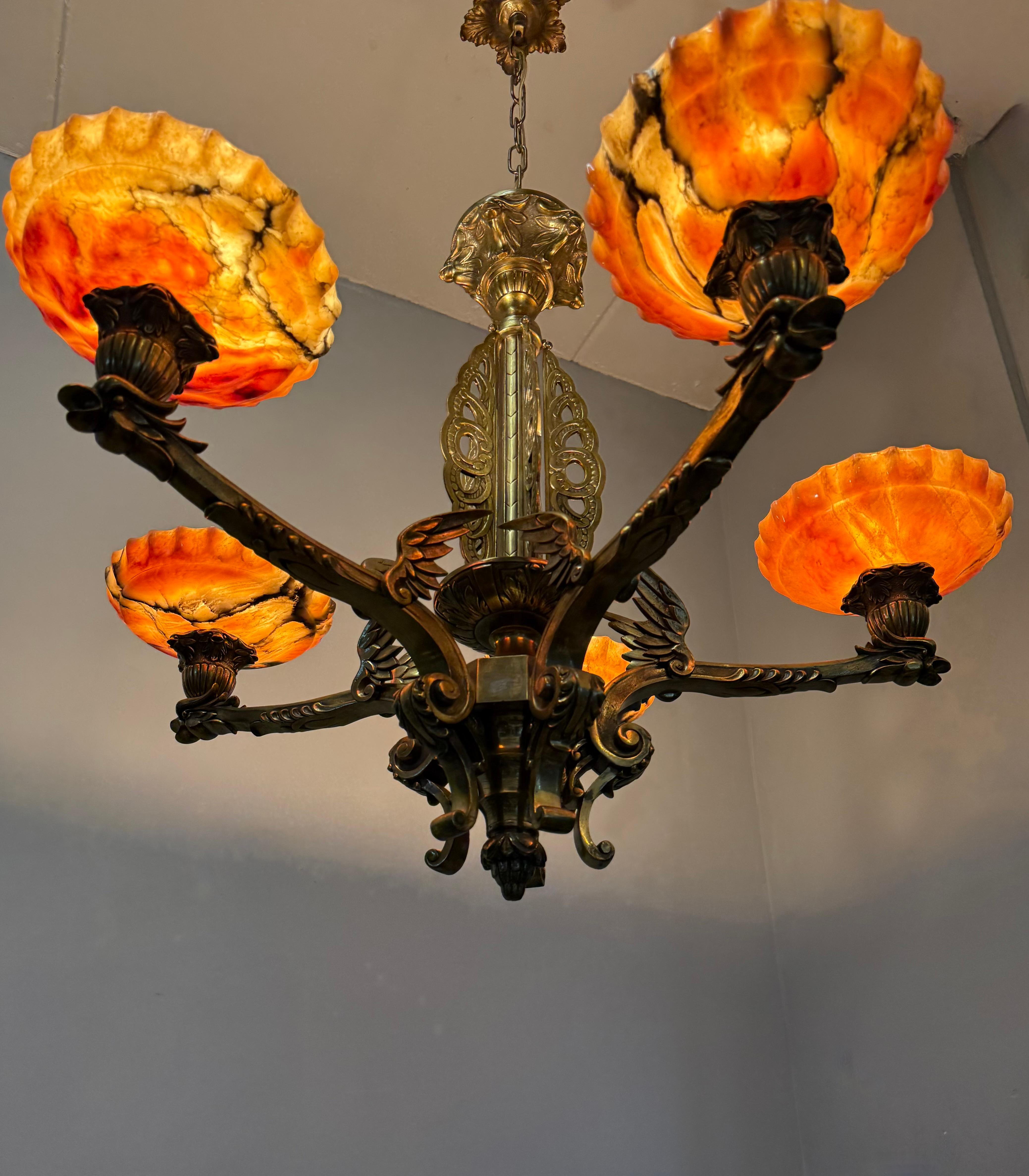 Außergewöhnlicher Bronze-Kronleuchter im gotischen Revival-Stil mit fliegenden Phoenix-Feuervogel-Skulpturen im Angebot 13