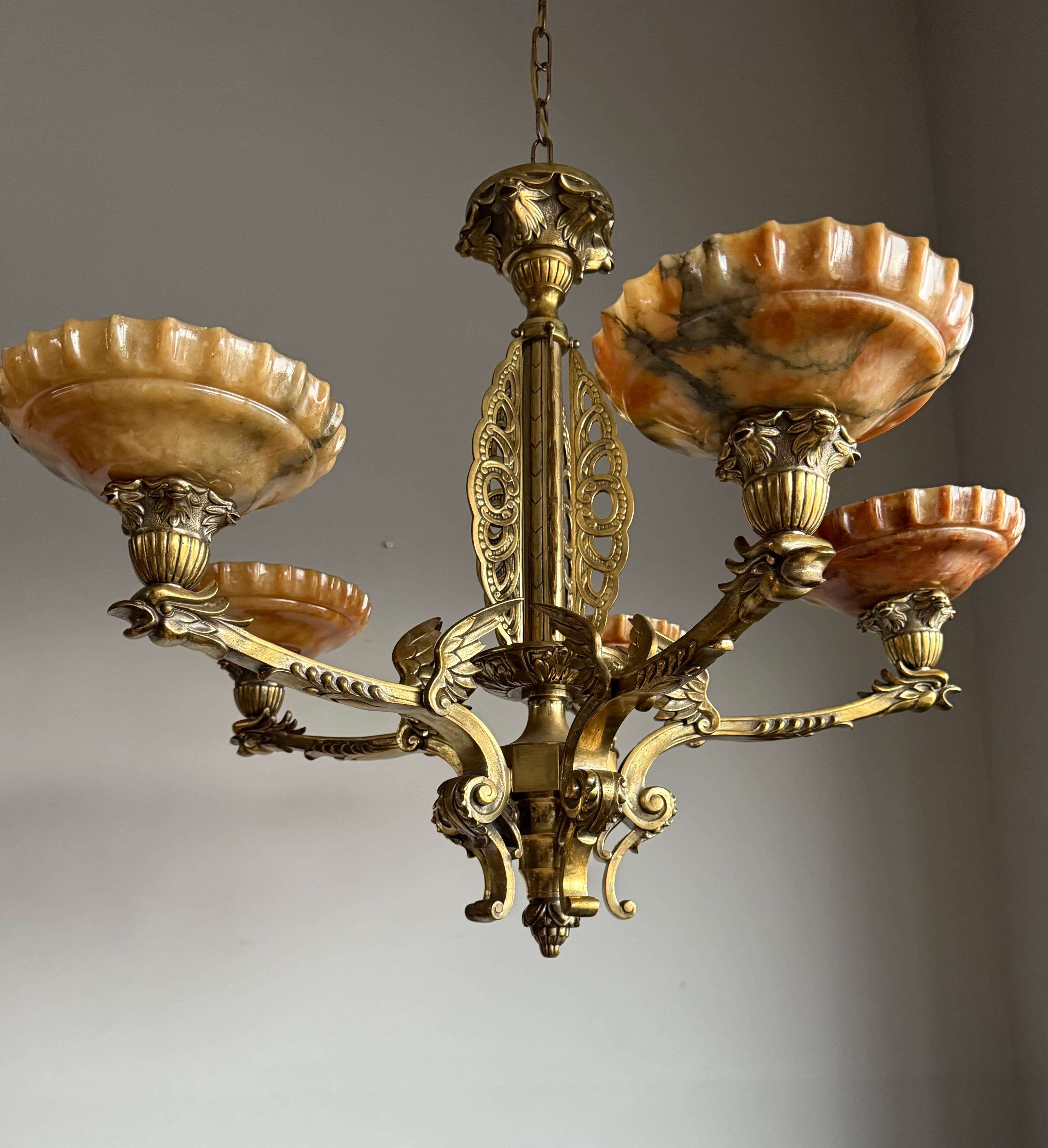Außergewöhnlicher Bronze-Kronleuchter im gotischen Revival-Stil mit fliegenden Phoenix-Feuervogel-Skulpturen (Art déco) im Angebot