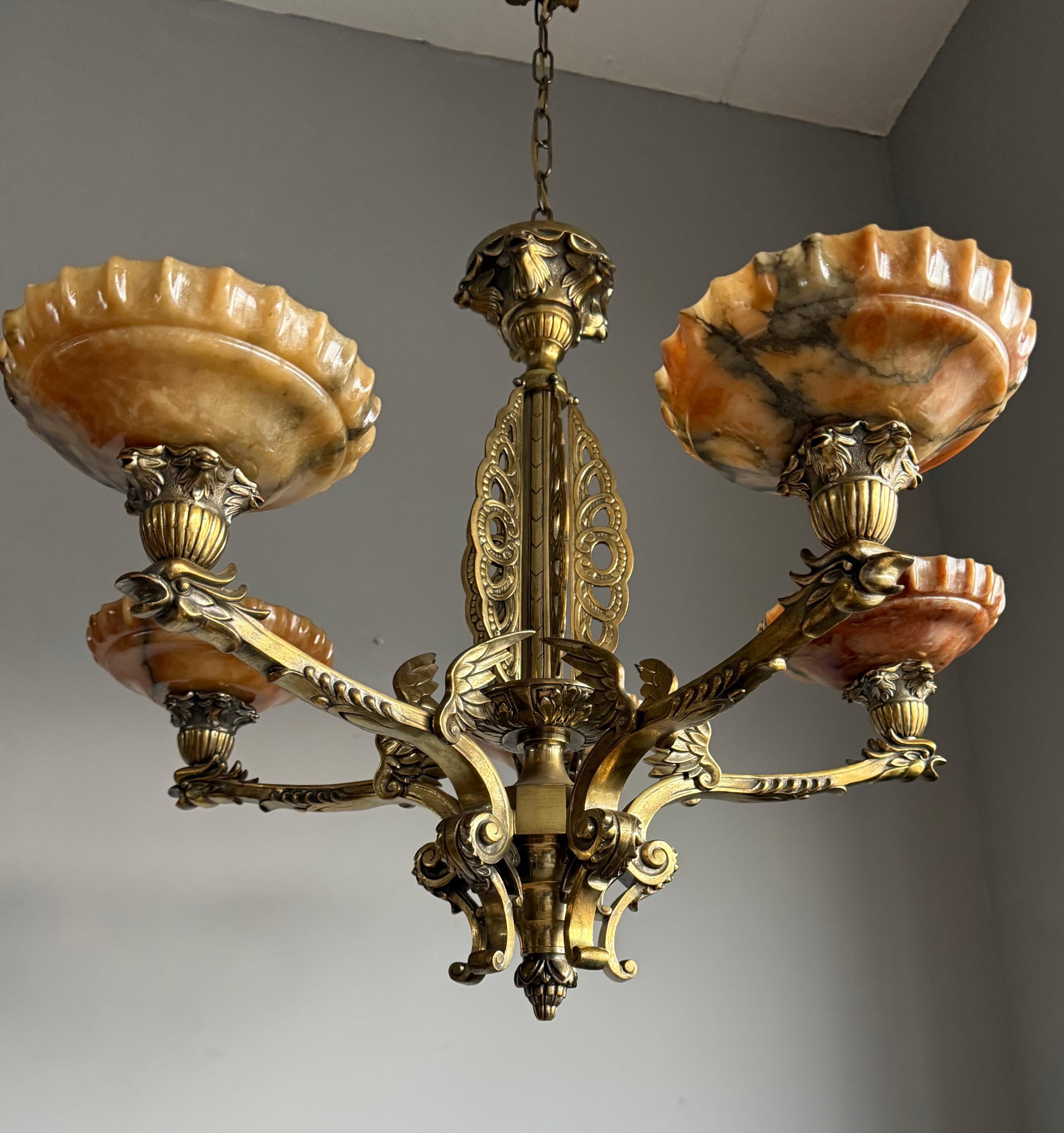 Außergewöhnlicher Bronze-Kronleuchter im gotischen Revival-Stil mit fliegenden Phoenix-Feuervogel-Skulpturen (Französisch) im Angebot