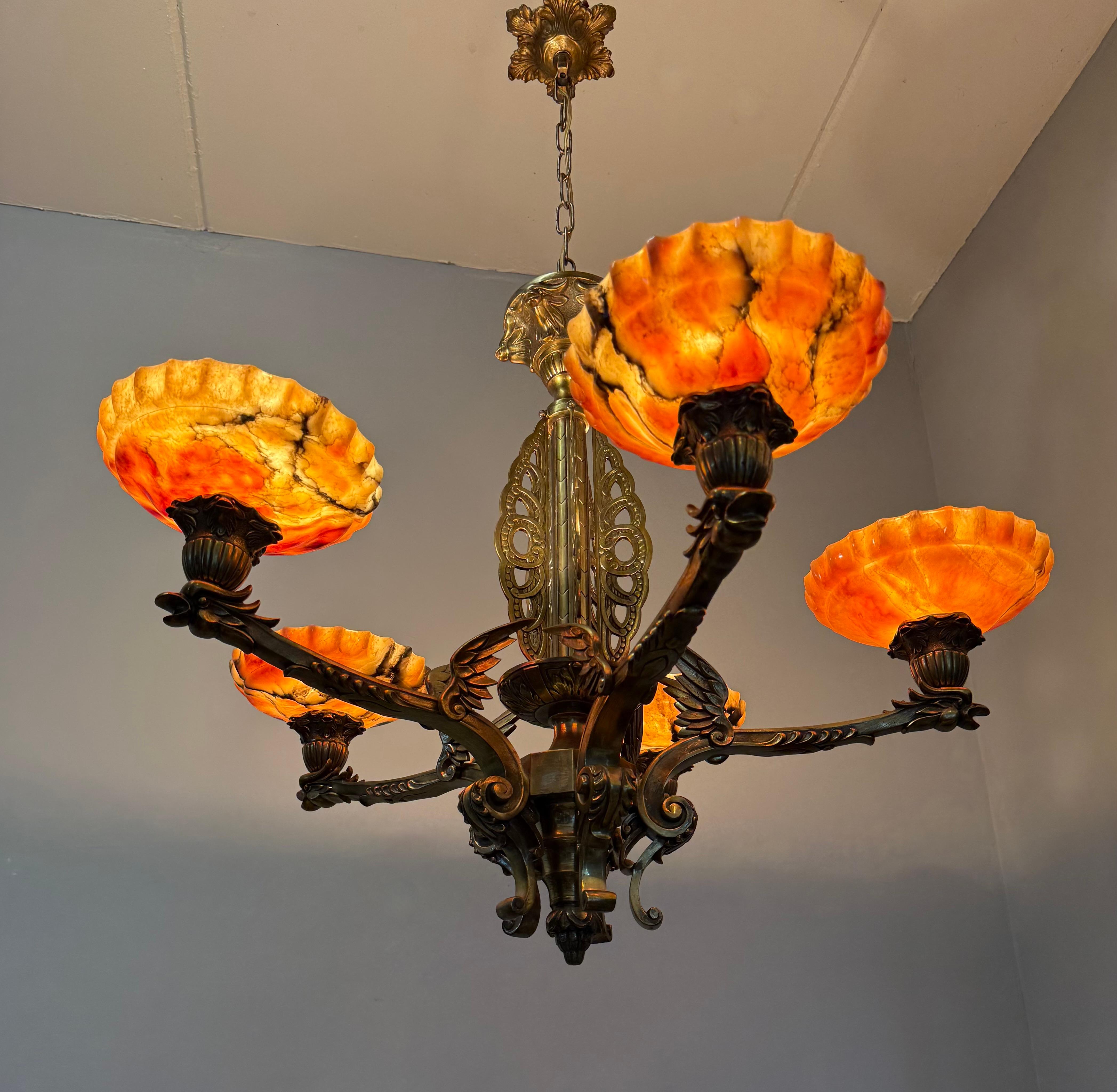 Außergewöhnlicher Bronze-Kronleuchter im gotischen Revival-Stil mit fliegenden Phoenix-Feuervogel-Skulpturen (Handgeschnitzt) im Angebot