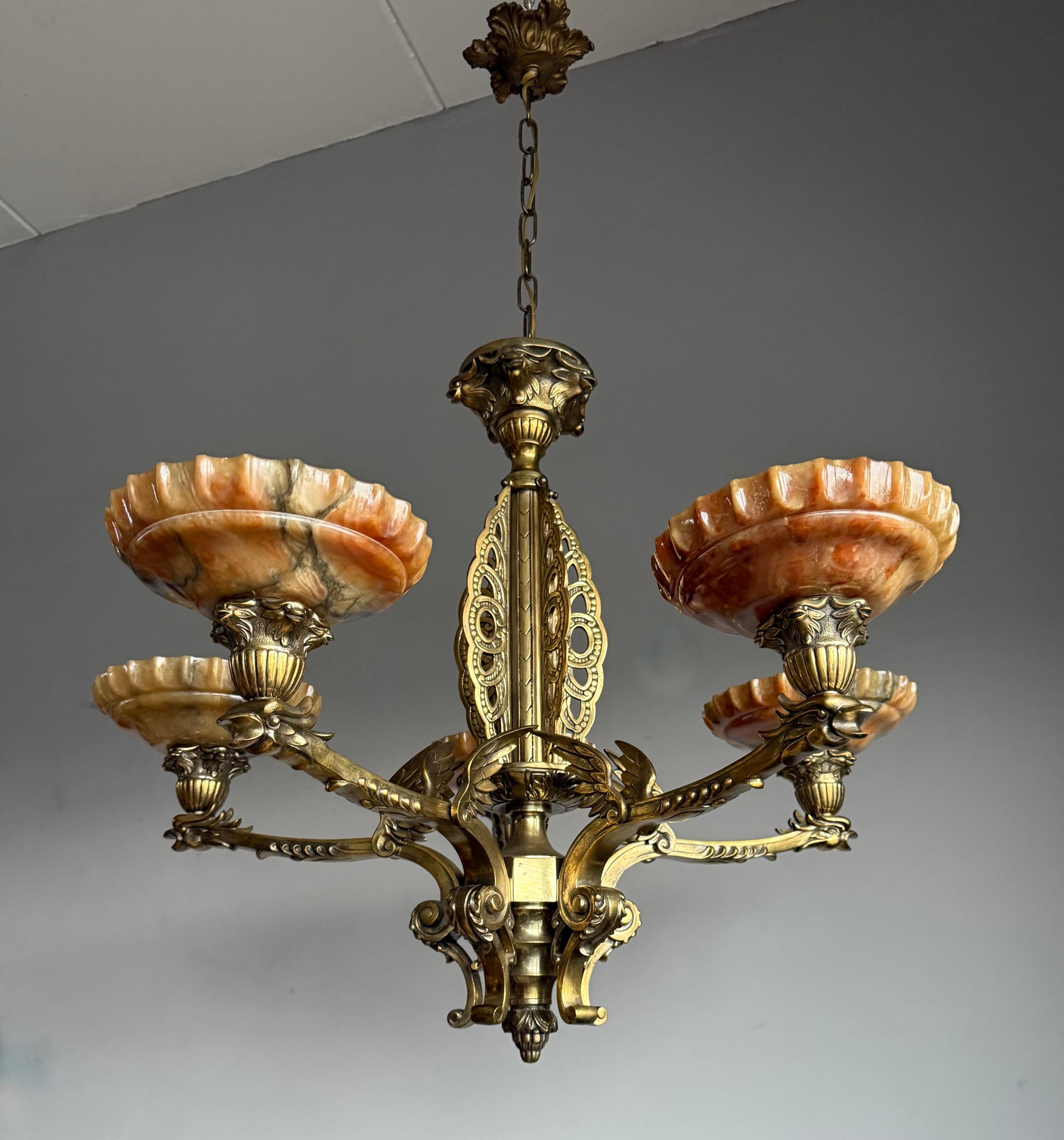 Außergewöhnlicher Bronze-Kronleuchter im gotischen Revival-Stil mit fliegenden Phoenix-Feuervogel-Skulpturen im Zustand „Gut“ im Angebot in Lisse, NL