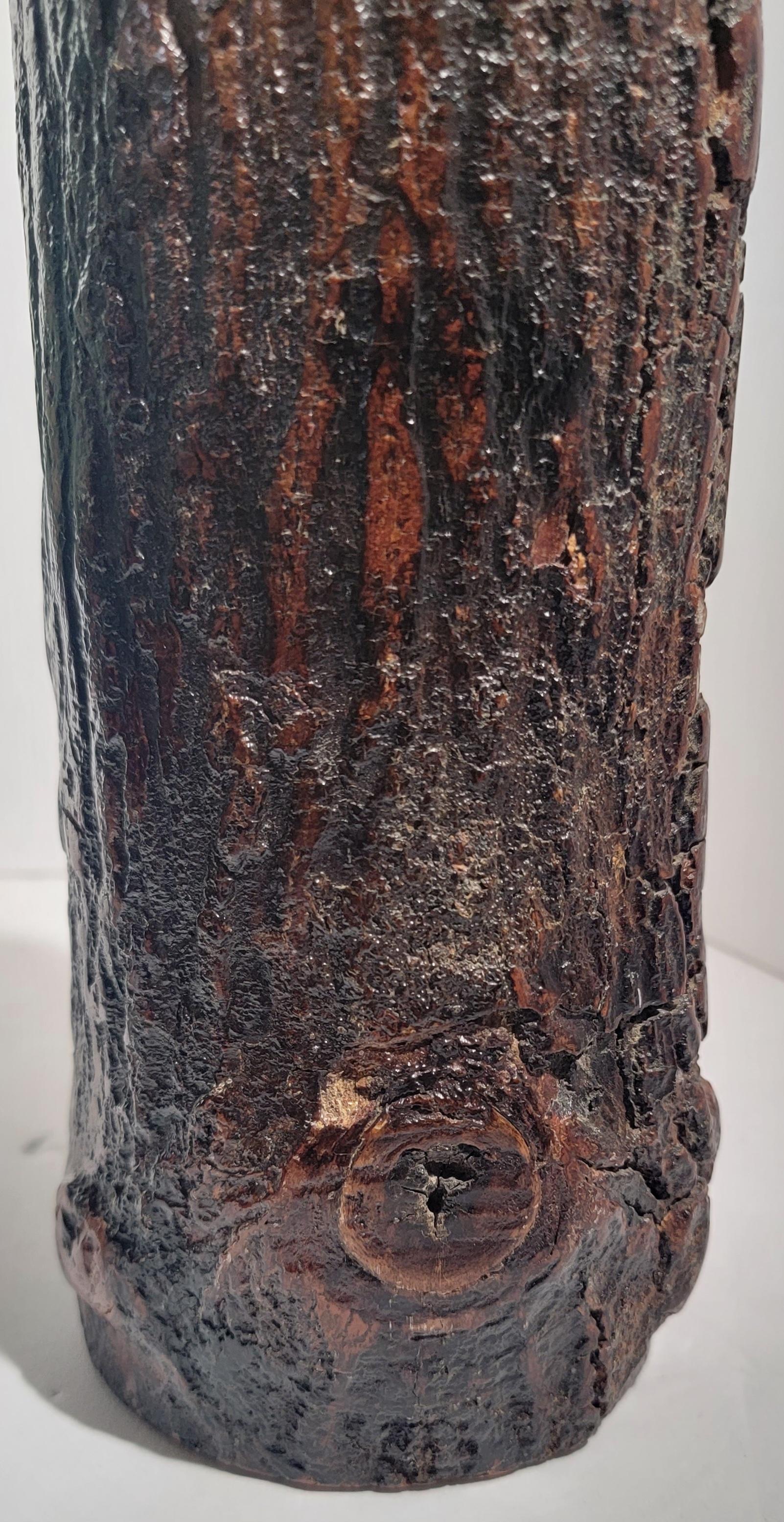 This fine hand carved out mango wood log and in fine condition.The bottom is signed by the artist : CR -MANGO WOOD in fine condition.The patina is amazing.