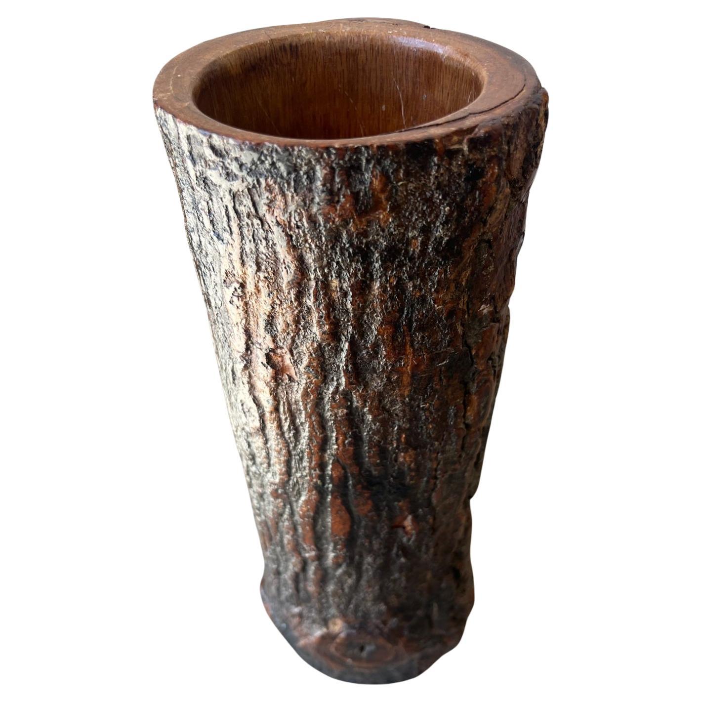 Außergewöhnliche handgeschnitzte Log-Vase aus Mangoholz im Angebot