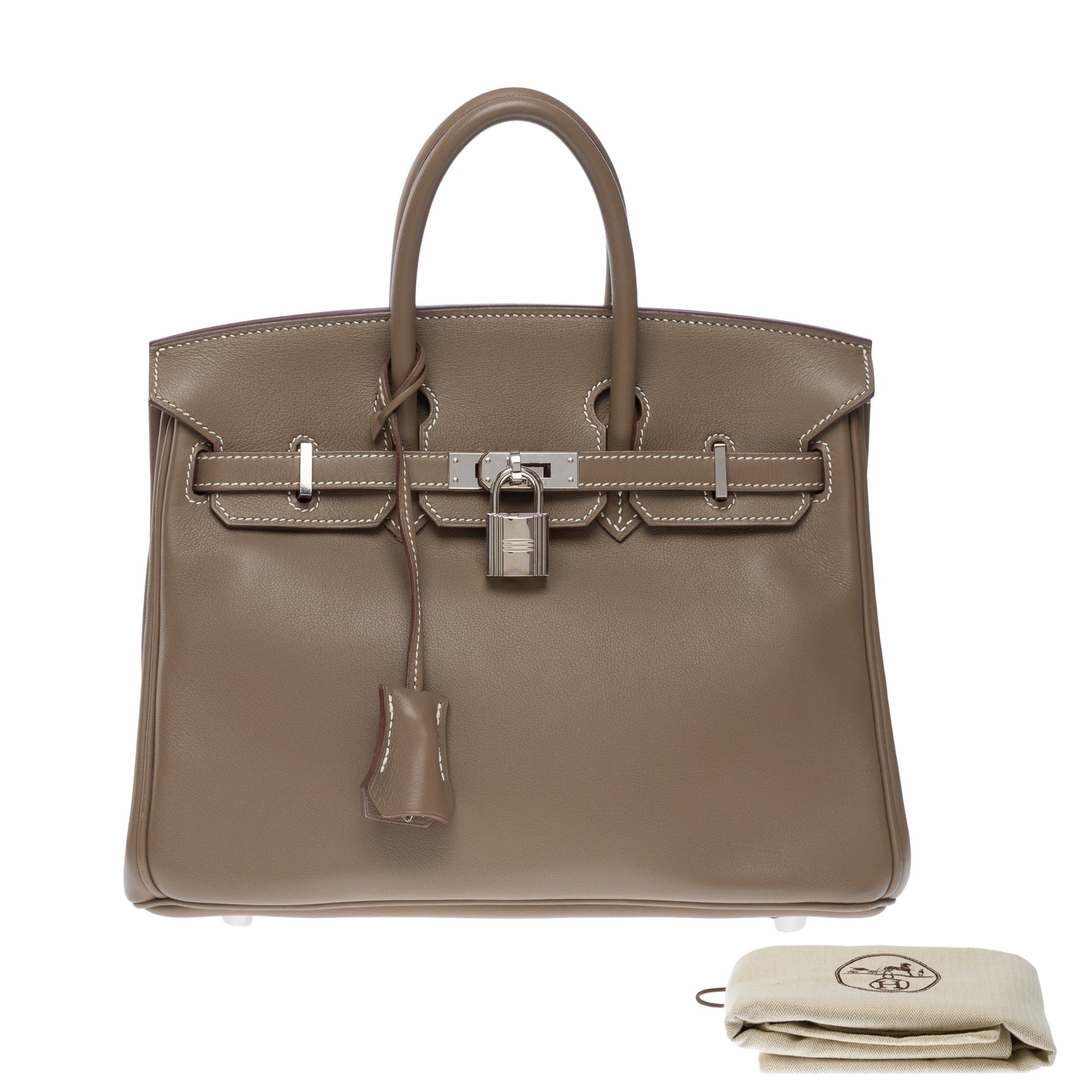 Amazing Hermès Birkin 25 in Etoupe swift calf leather, palladium silver metal trim , double handle in grey leather allowing a hand carry

Flap closure
Grey leather inner lining , a zippered pocket, a patch pocket
Signature: 