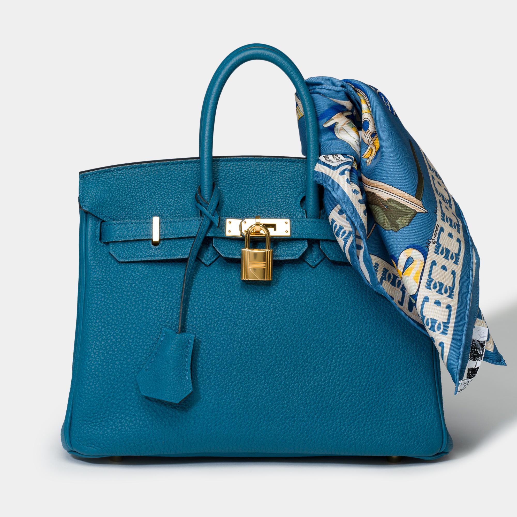 Außergewöhnliche Handtasche Birkin 25 Leder Togo Kobaltblau, vergoldetes Metall trimmen, Doppelgriff blauem Leder ermöglicht Hand tragen

Klappenverschluss
Innenfutter aus blauem Leder, eine Tasche mit Reißverschluss, eine aufgesetzte