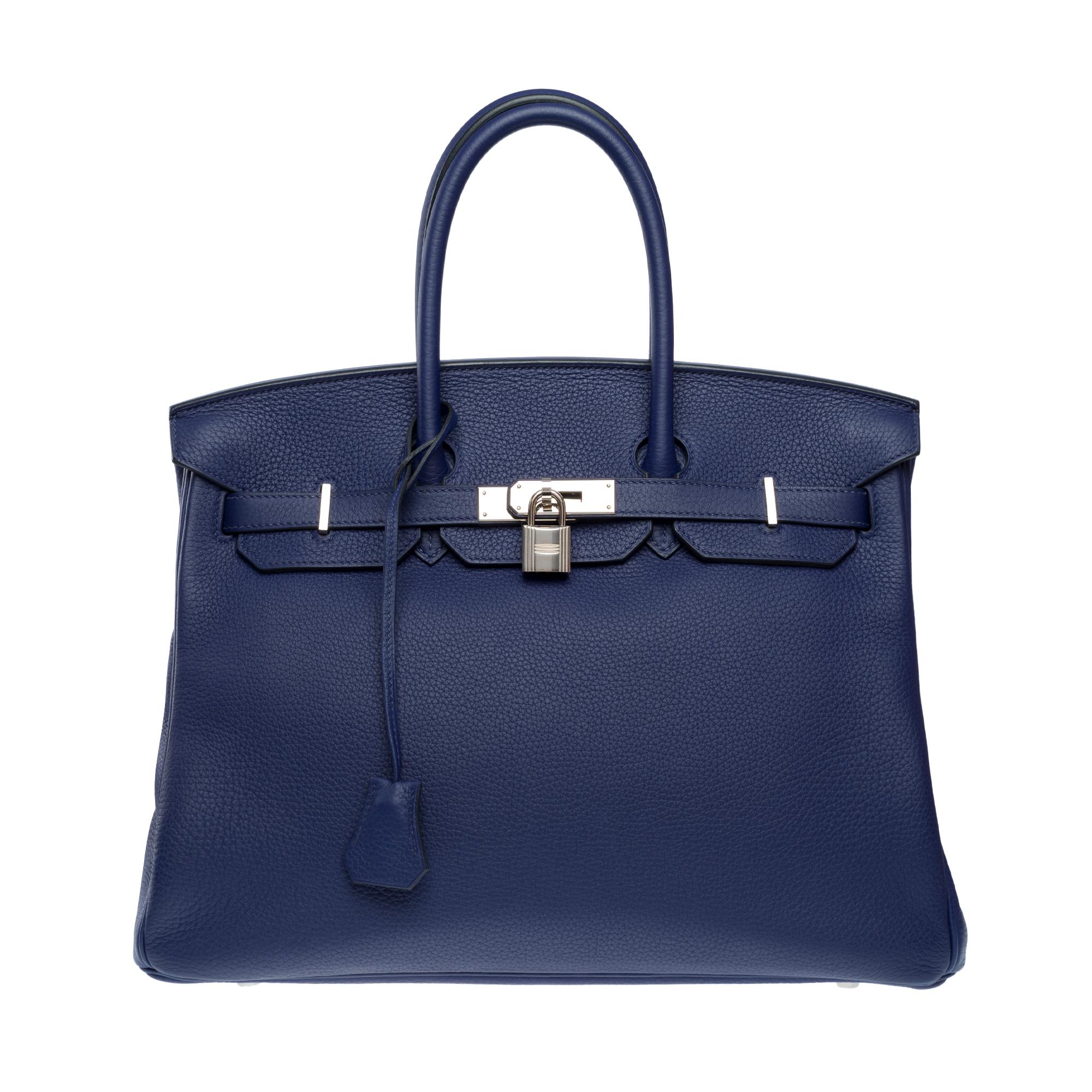 Magnifique sac à main Hermès Birkin 35 en cuir Bleu Encre Togo, quincaillerie en métal argenté palladium, doubles anses en cuir bleu permettant un portage à la main.

Fermeture à rabat
Doublure intérieure en cuir bleu, une poche zippée, une poche